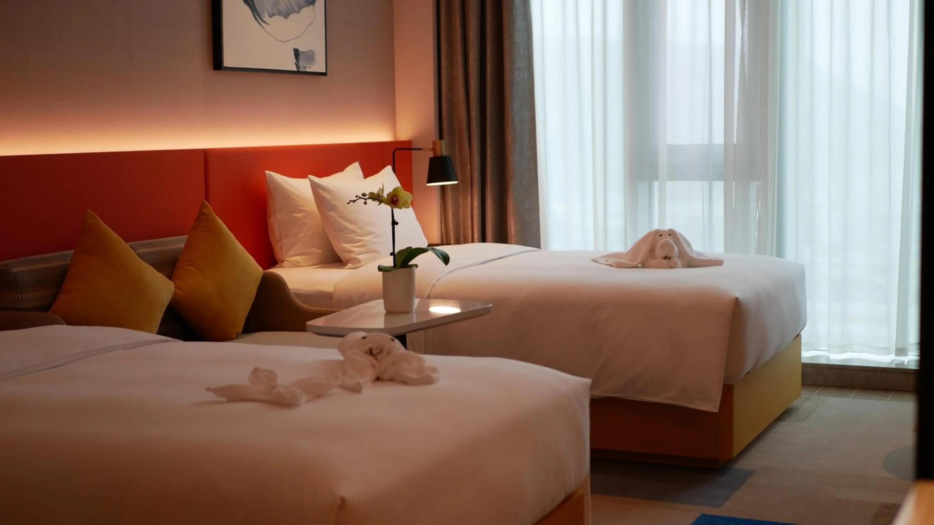 Photo of the whole room, Bed in Hilton Garden Inn Shenzhen Airport