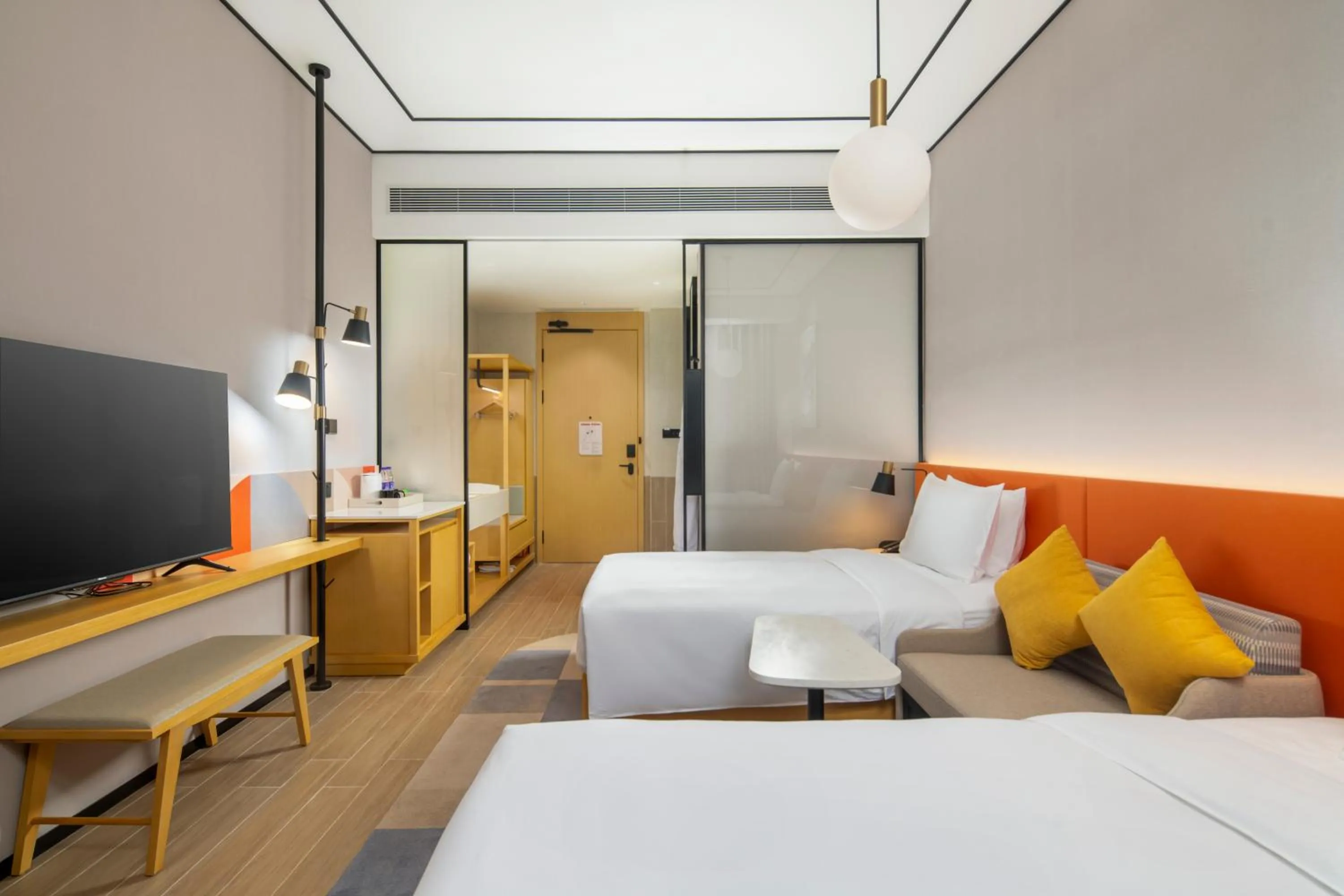 Photo of the whole room, Bed in Hilton Garden Inn Shenzhen Airport