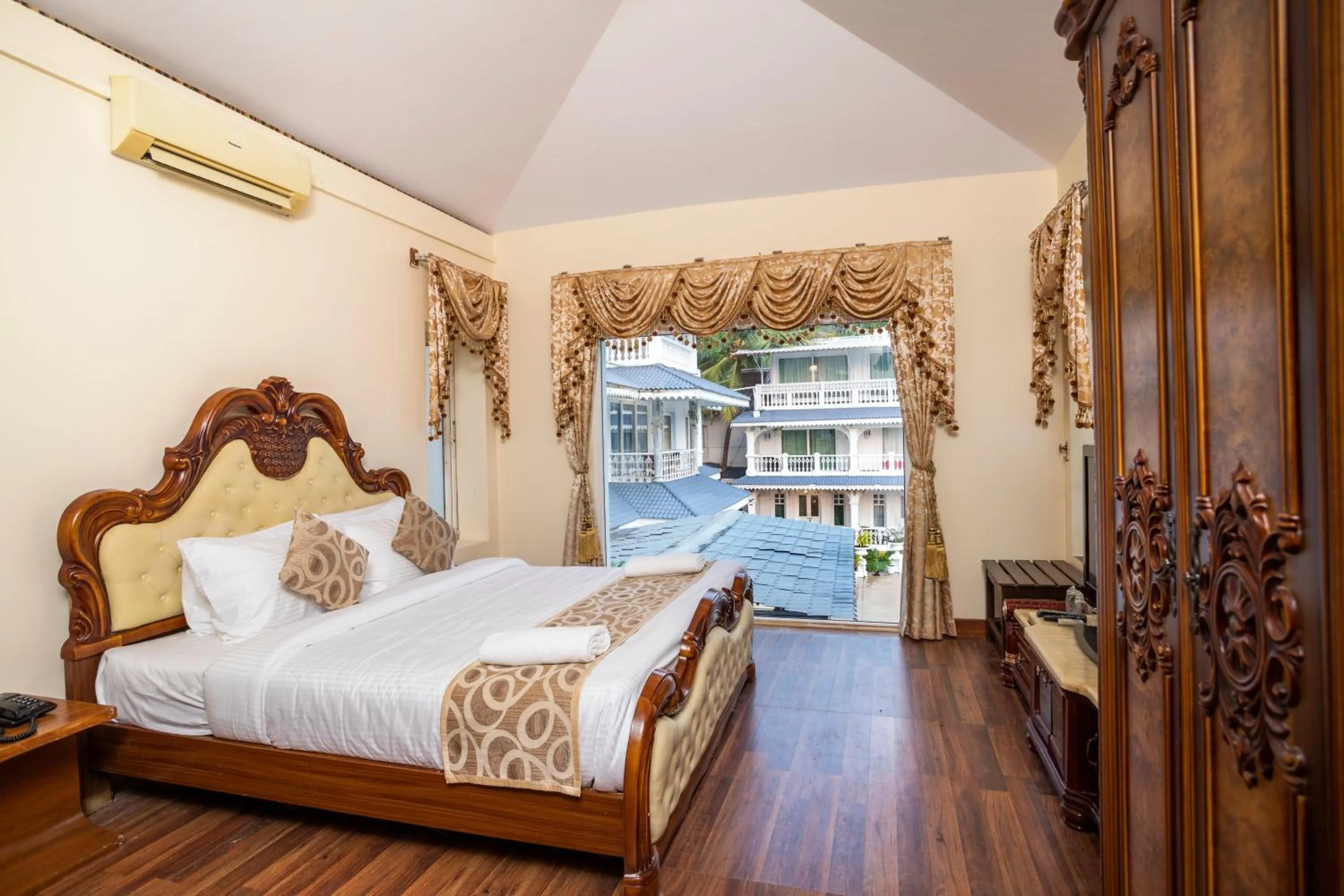 Bed in Stone Wood Riverfront Resort, Siolim