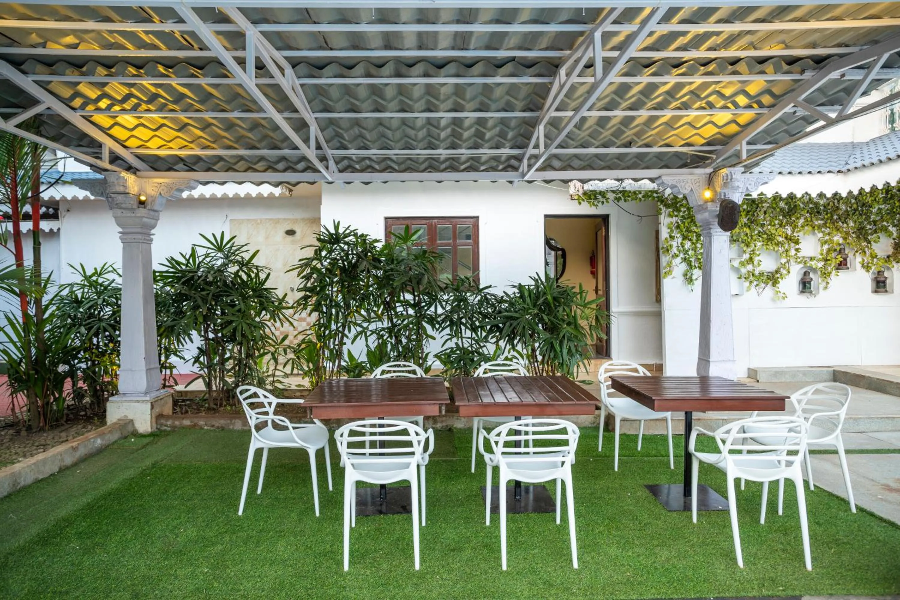 Lounge or bar in Stone Wood Riverfront Resort, Siolim