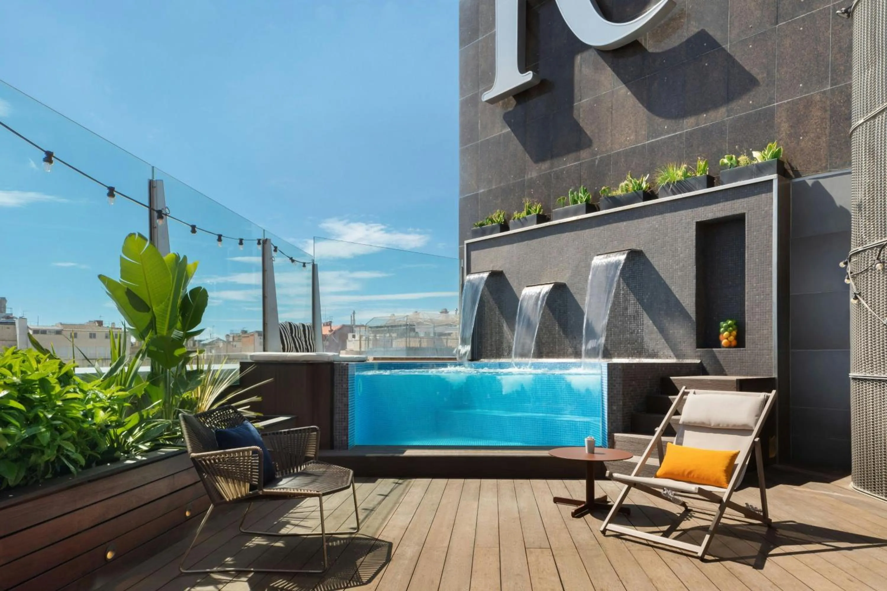 Swimming pool in Renaissance Barcelona Hotel