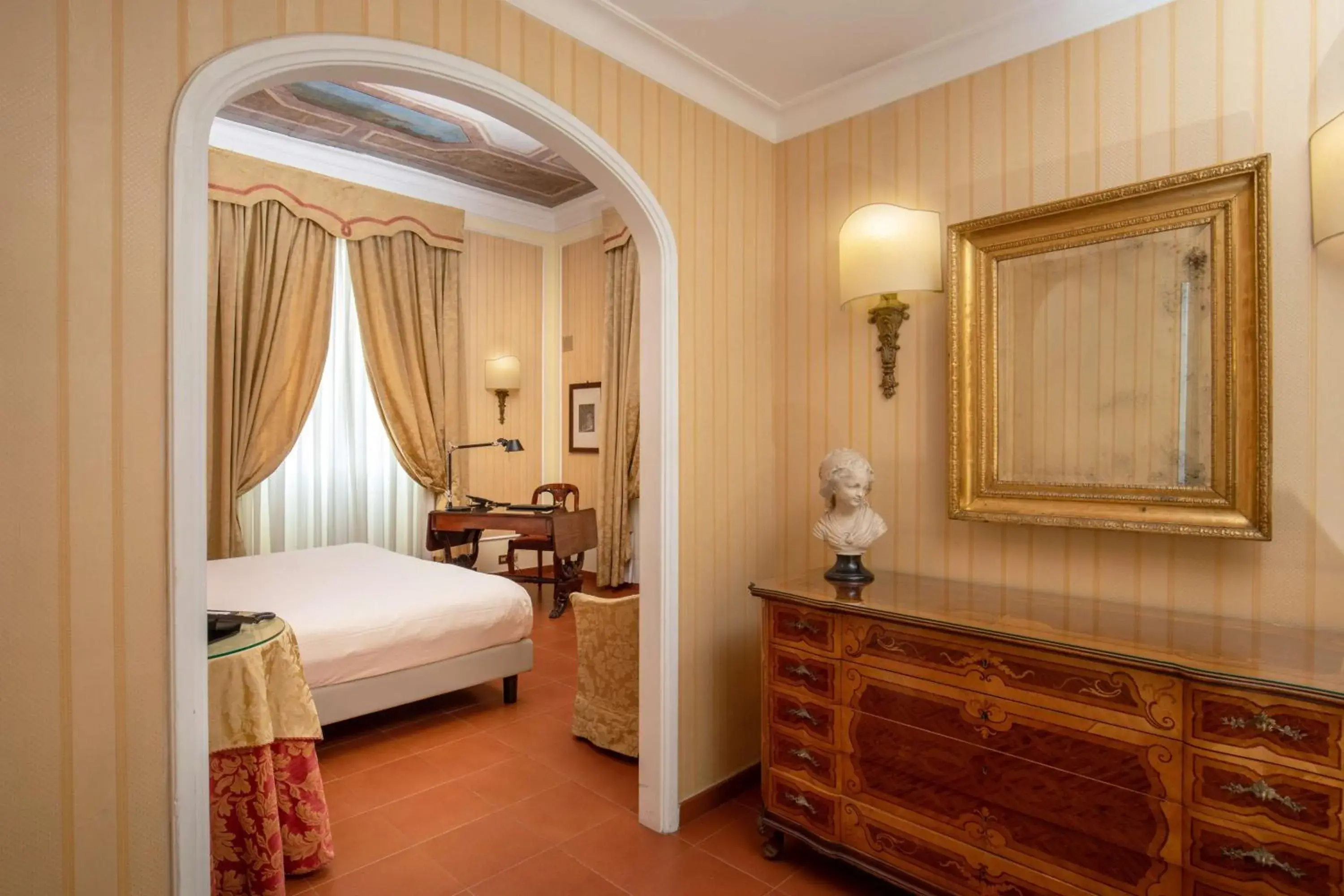 Deluxe King Room - Non-Smoking in Hotel Canada, BW Premier Collection Deluxe King Room - Non-Smoking in Hotel Canada, BW Premier Collection