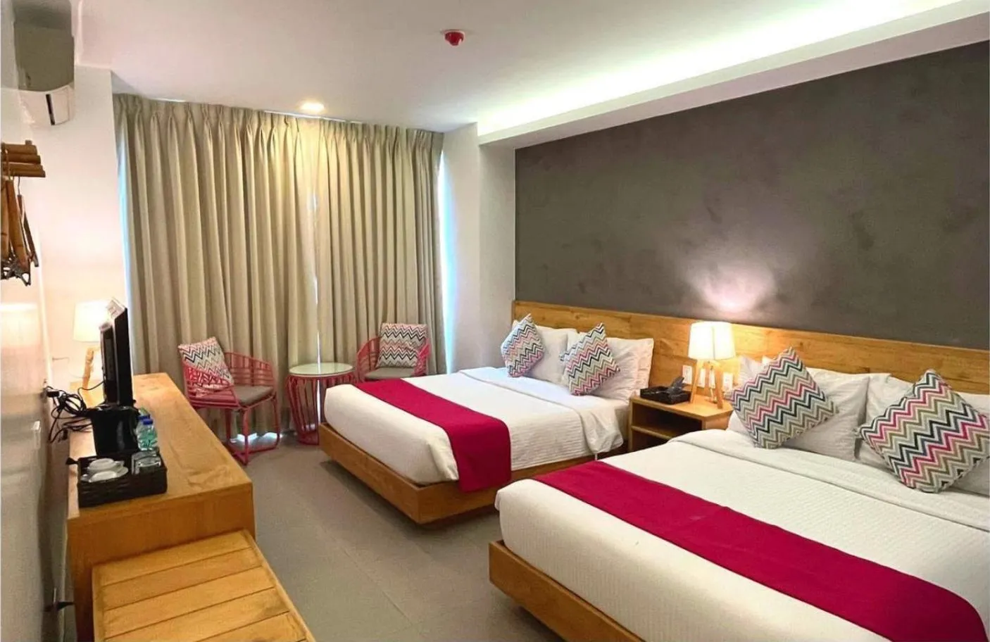 Photo of the whole room, Bed in Bay's Inn Resort