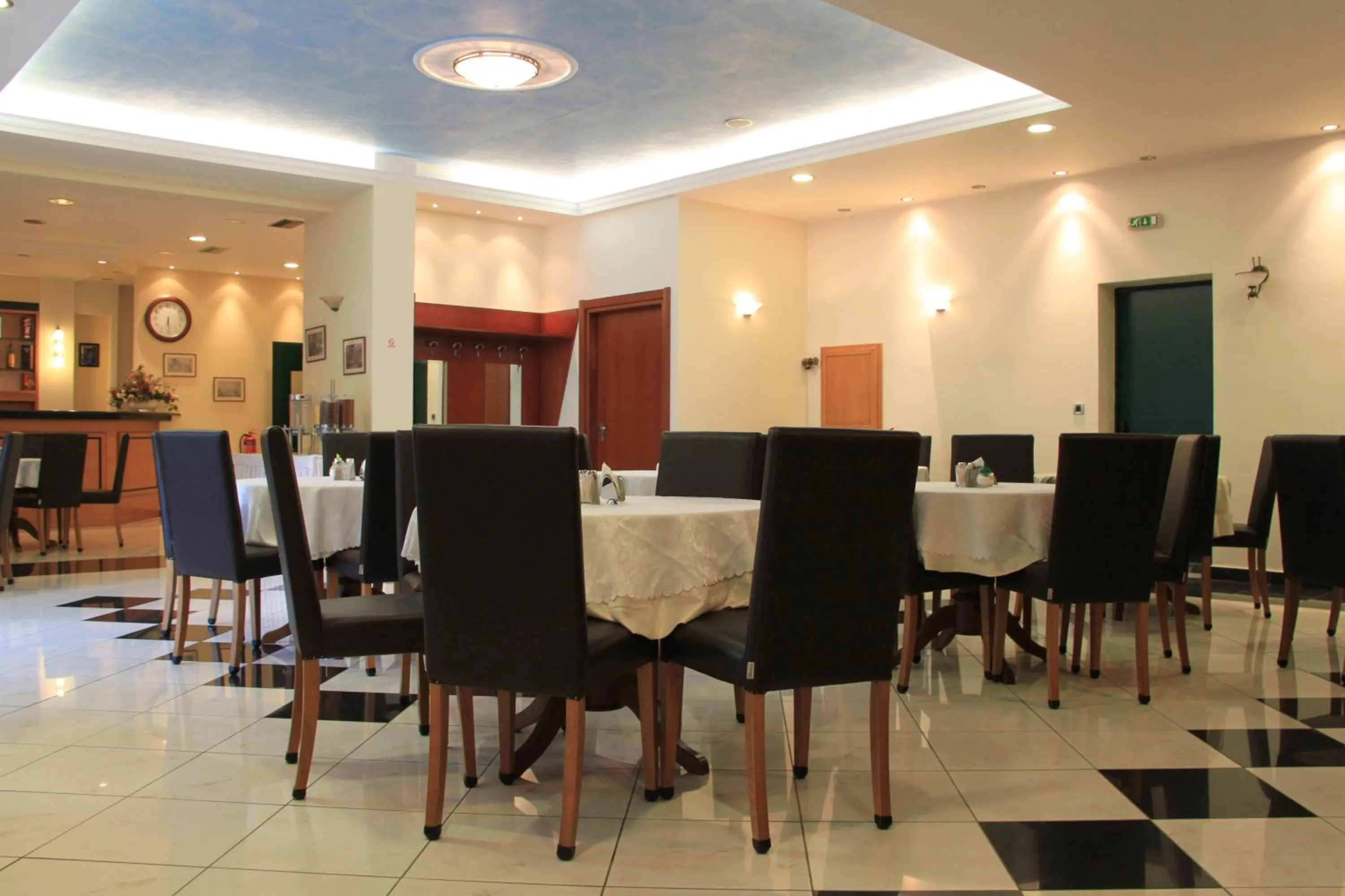 Restaurant/places to eat in Hotel Platon