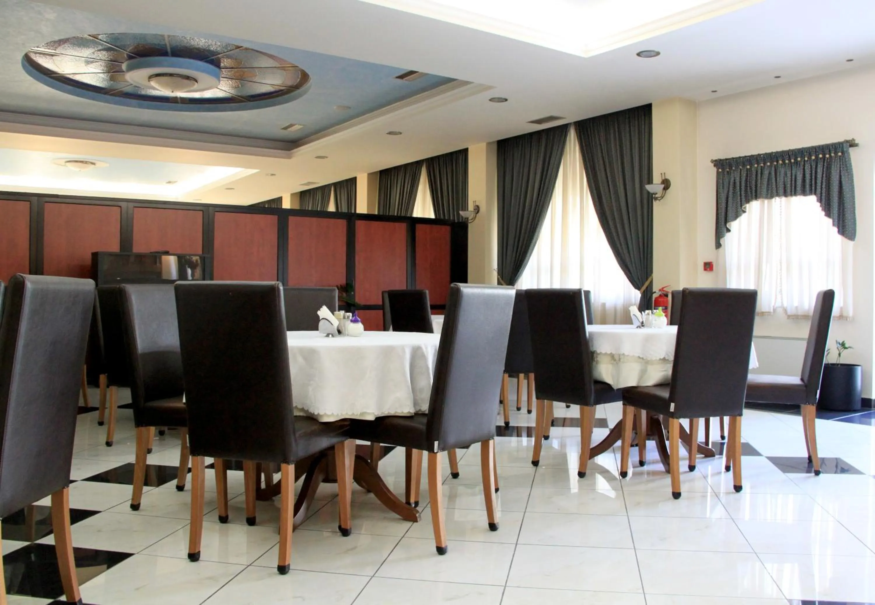 Restaurant/places to eat in Hotel Platon