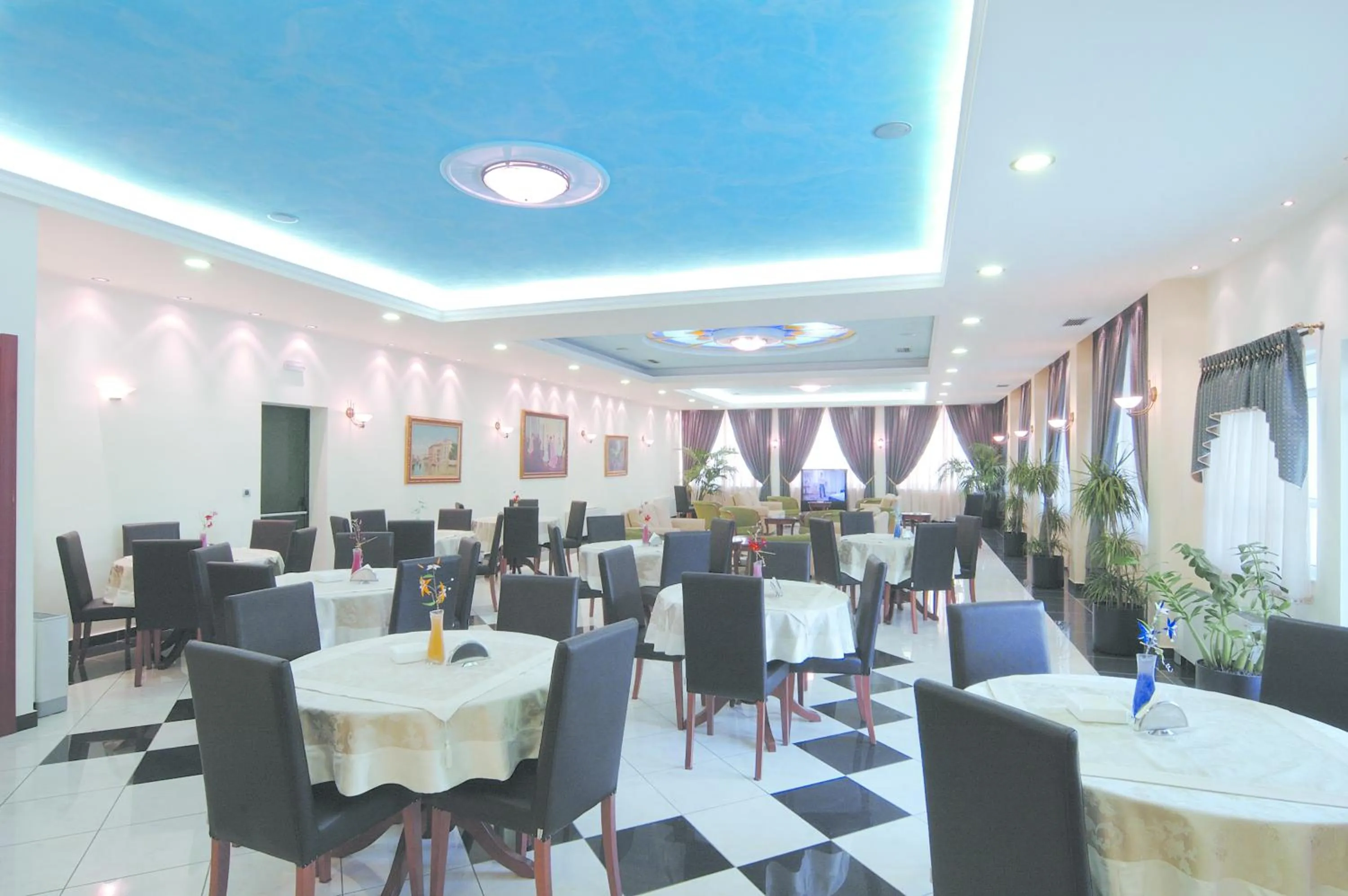 Restaurant/places to eat in Hotel Platon