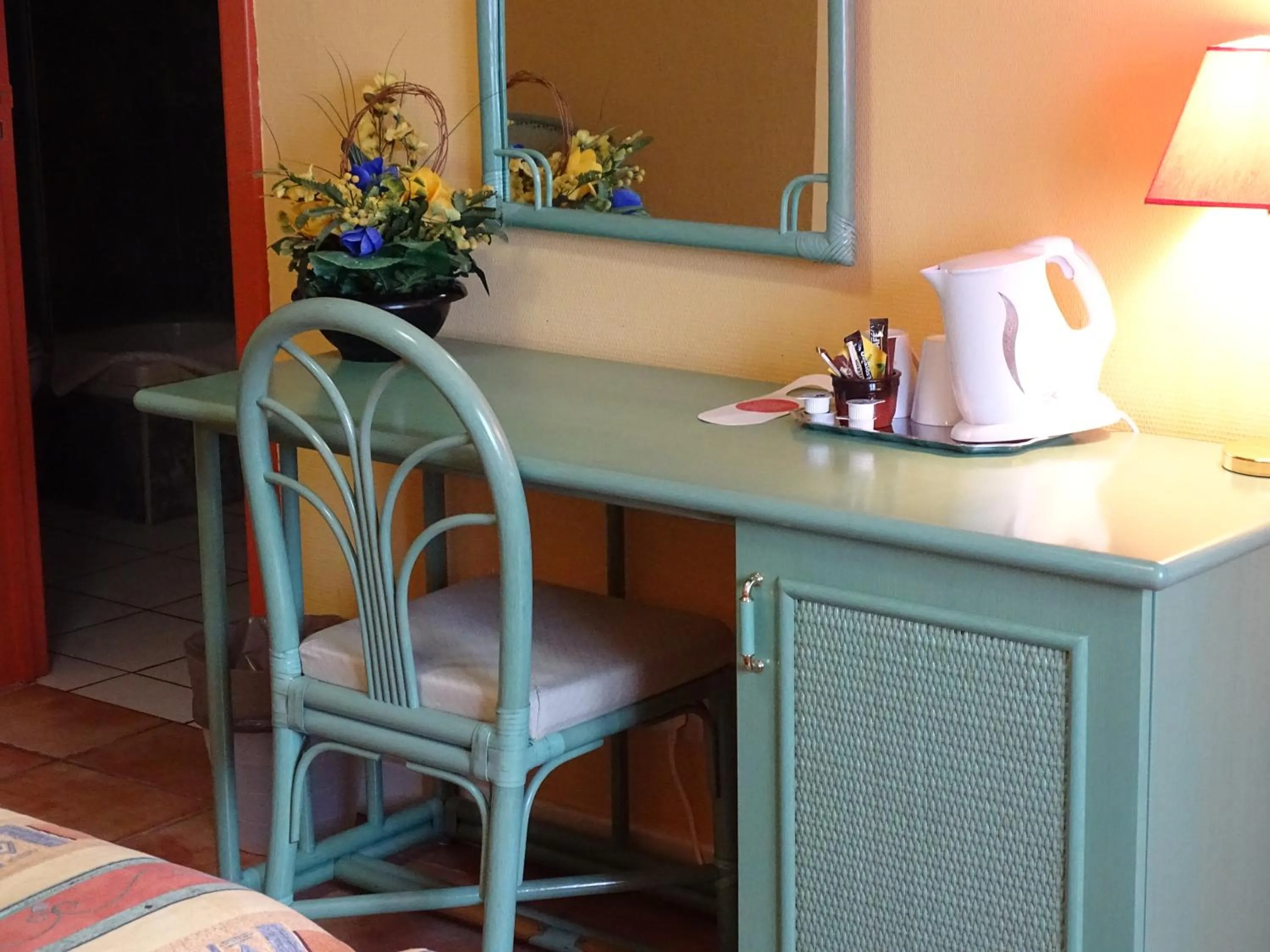 Coffee/tea facilities in Hotel Le Relais de Pommard