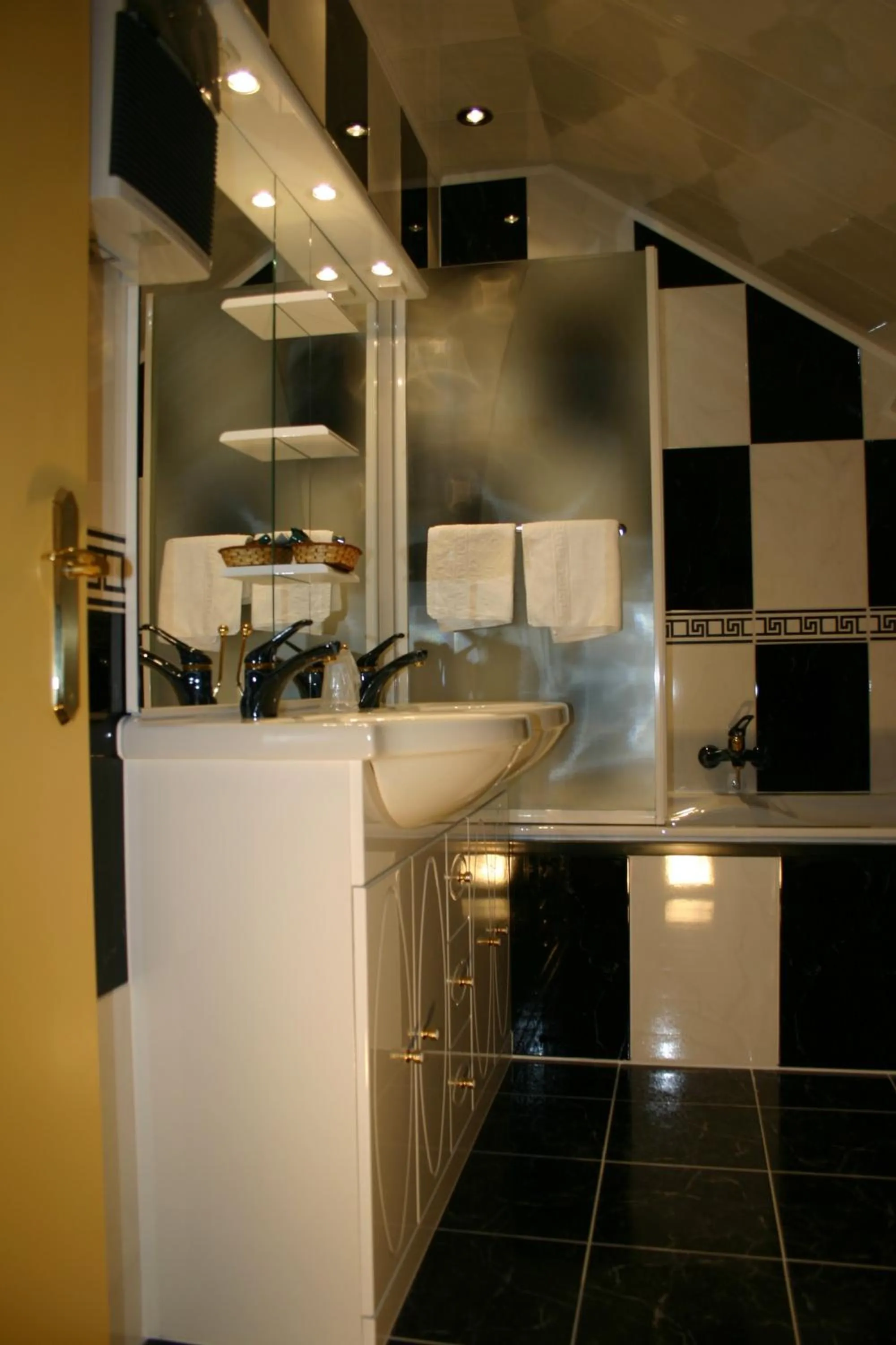 Bathroom in Hotel Le Relais de Pommard