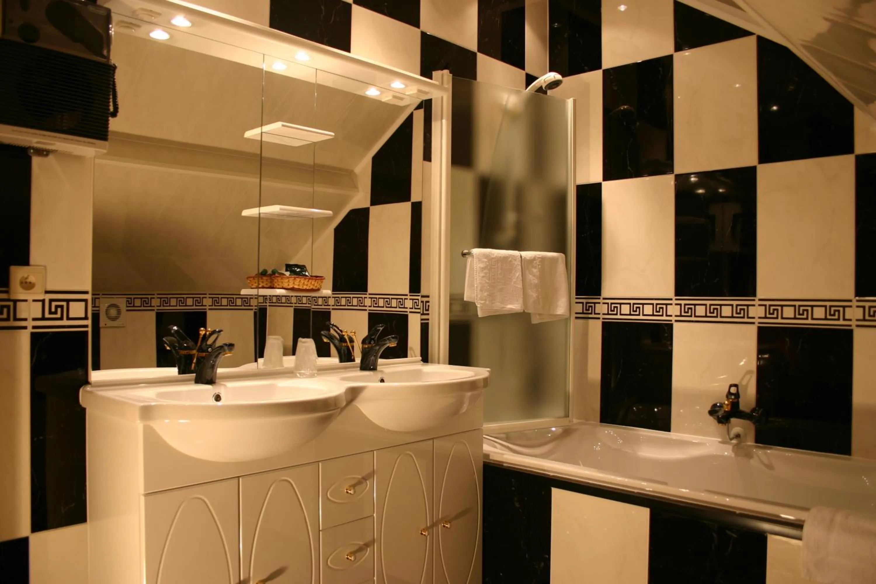 Bathroom in Hotel Le Relais de Pommard