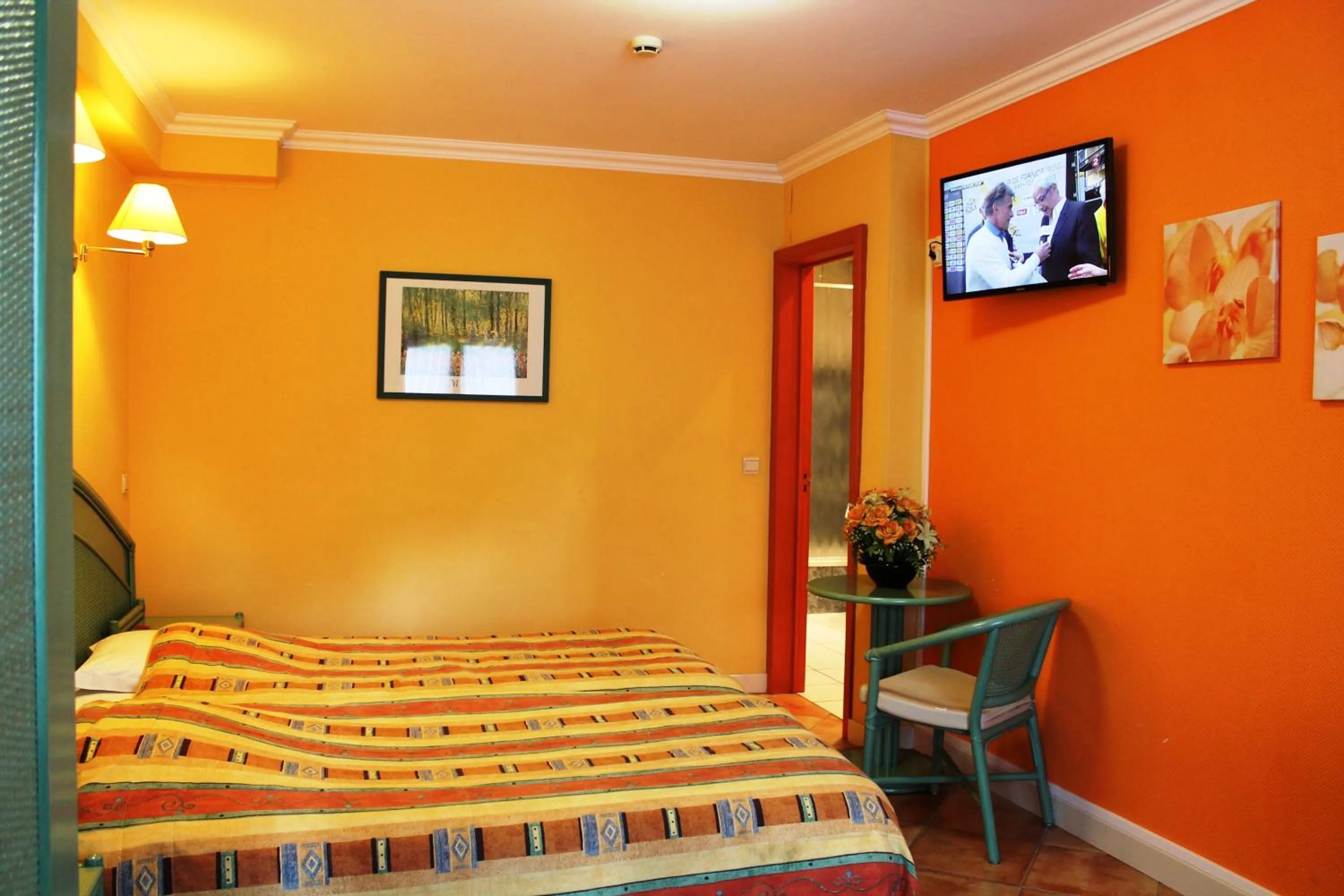 TV and multimedia in Hotel Le Relais de Pommard