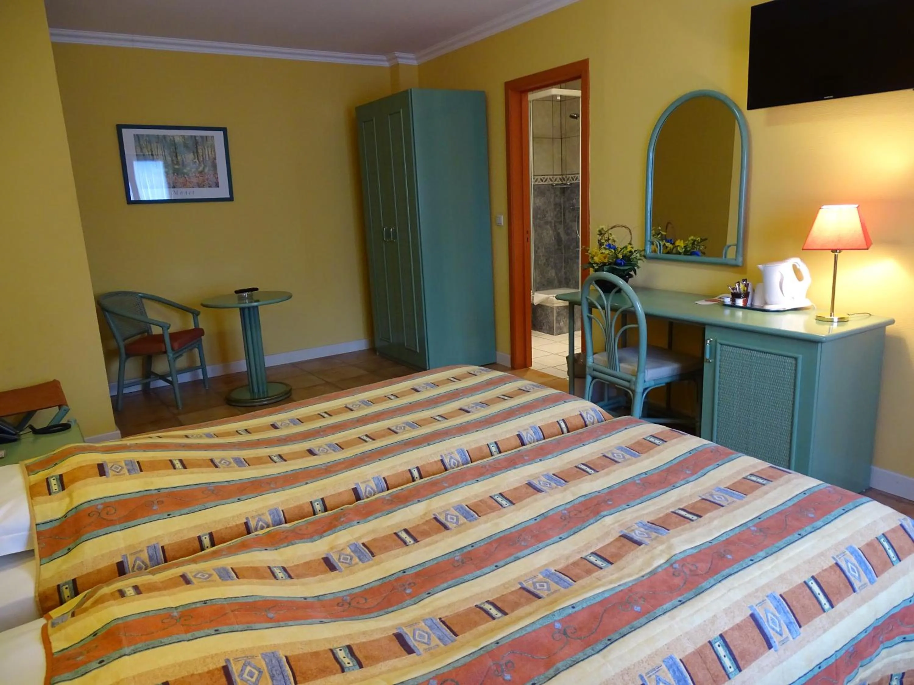 TV and multimedia in Hotel Le Relais de Pommard