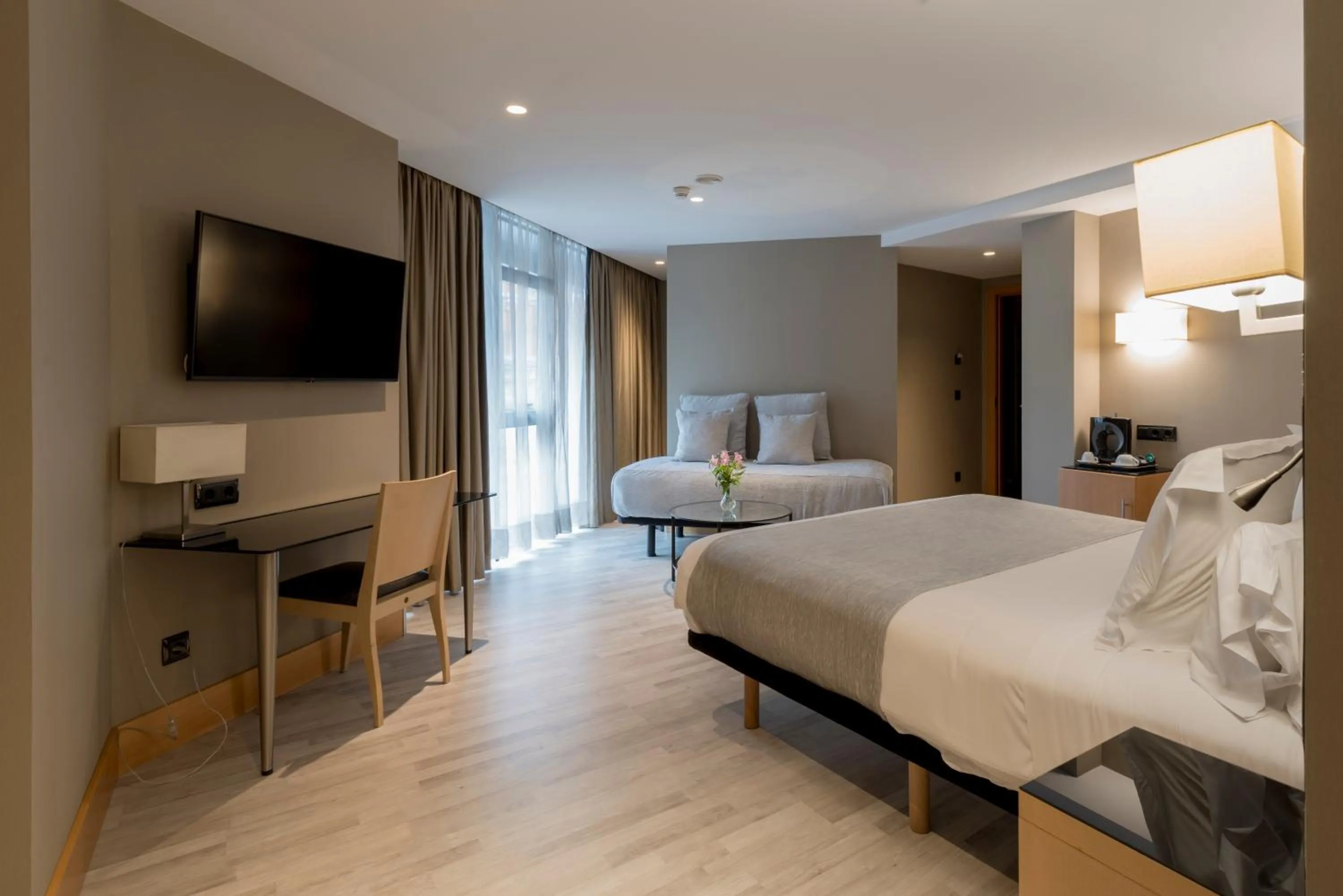 Bedroom, Bed in Hotel Plaza