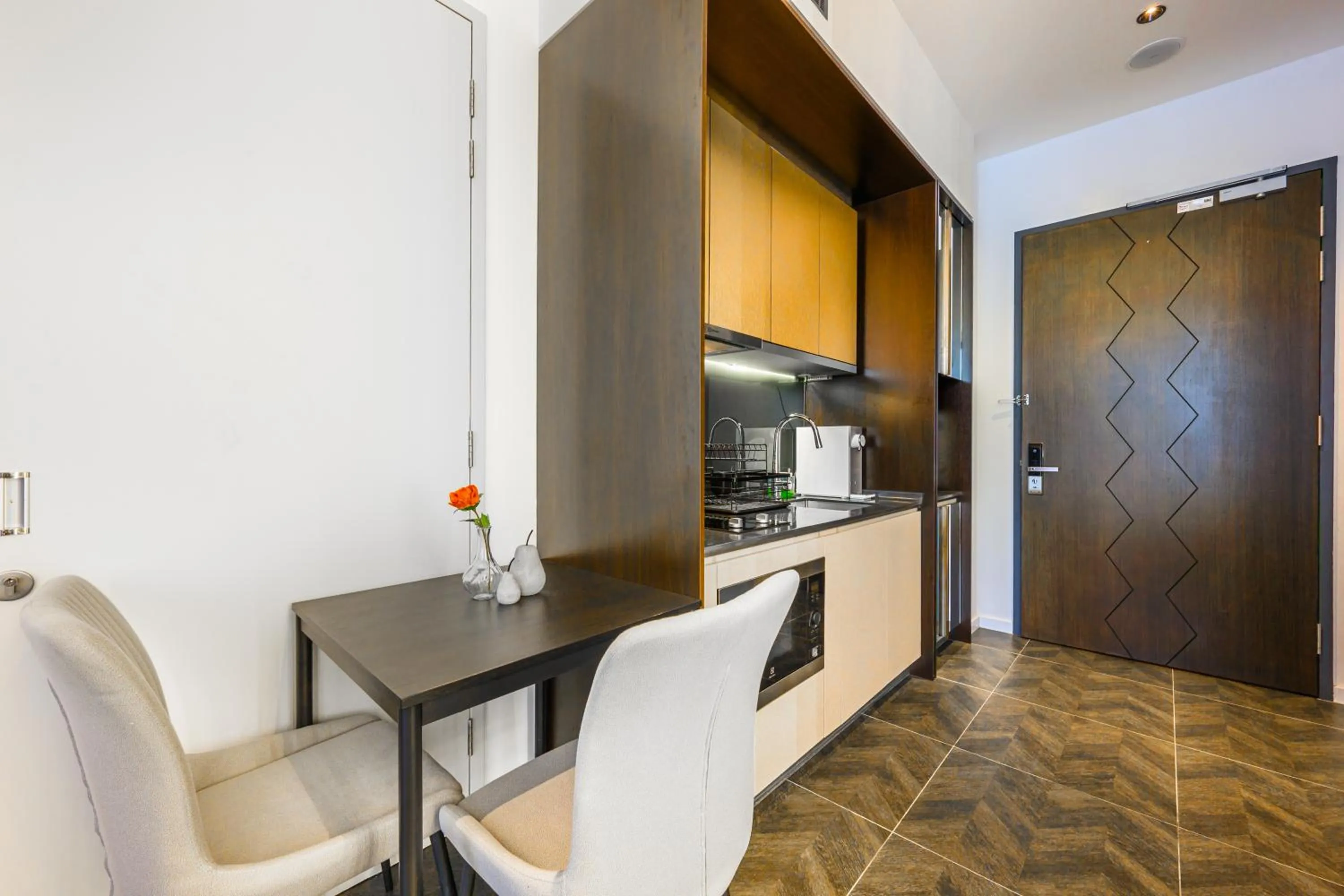 Kitchen or kitchenette in Greystone Scarletz Suites