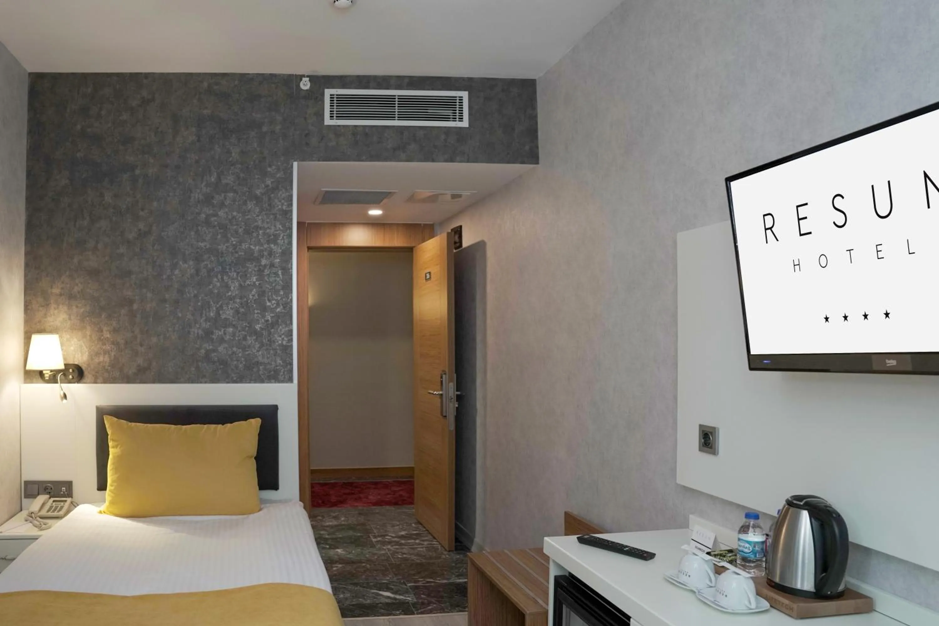 Photo of the whole room, Bed in Resun Hotel