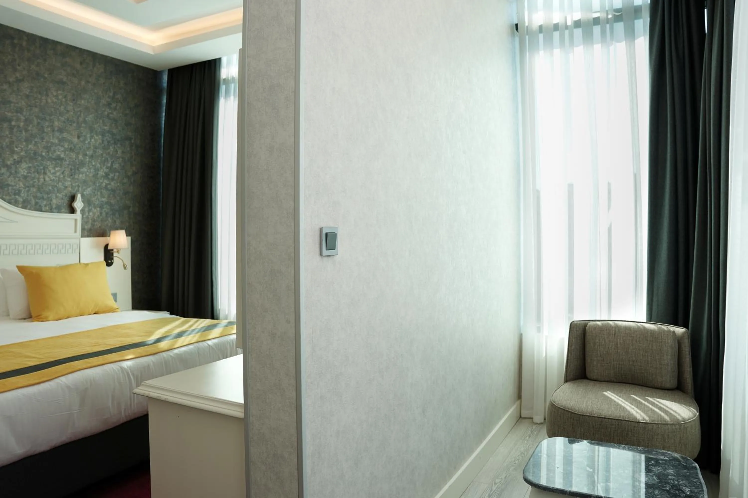 Seating area, Bed in Resun Hotel