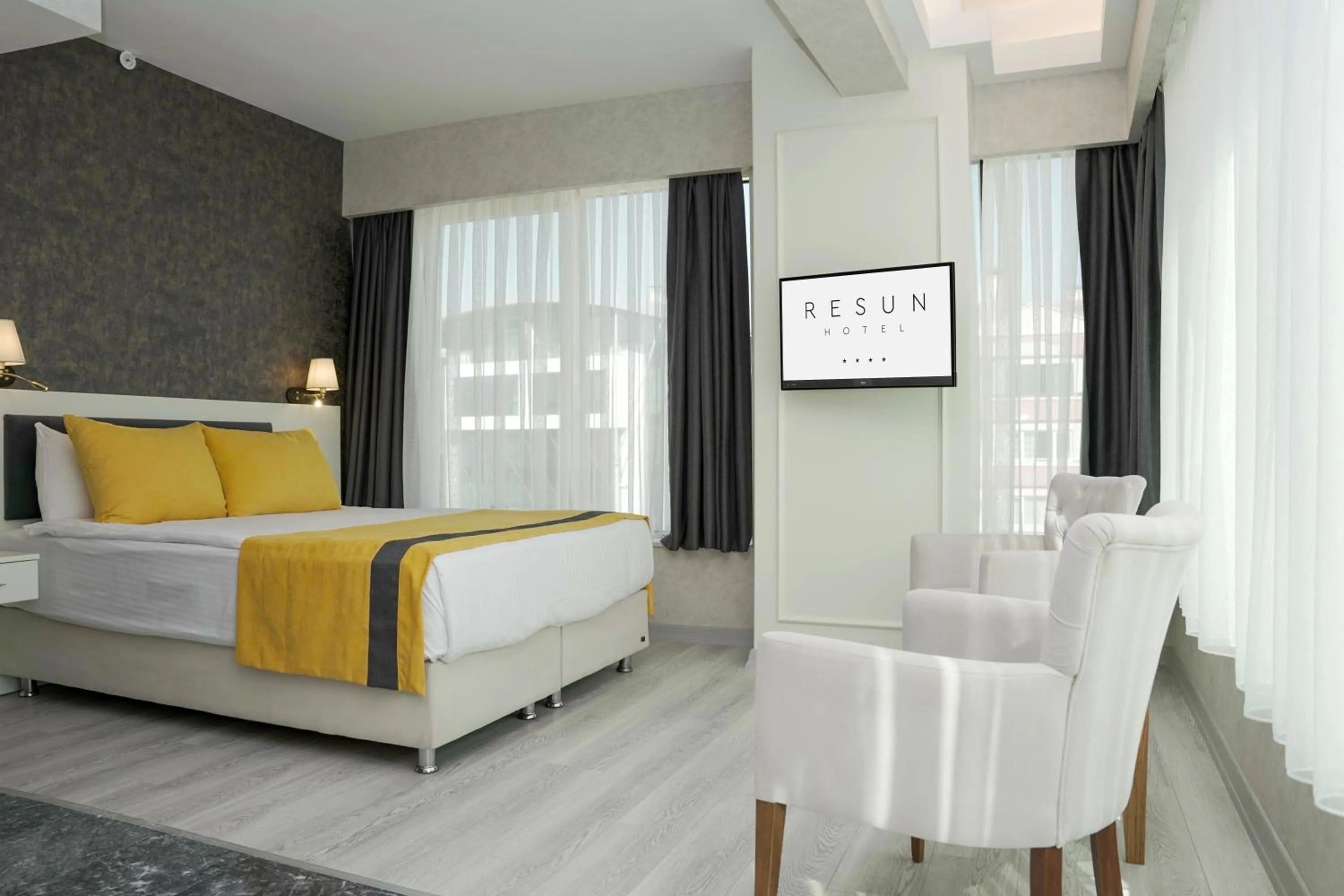 Seating area, Bed in Resun Hotel