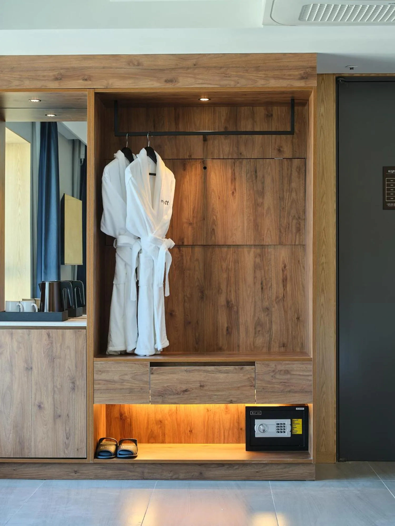 wardrobe in Hotel tt Gupo