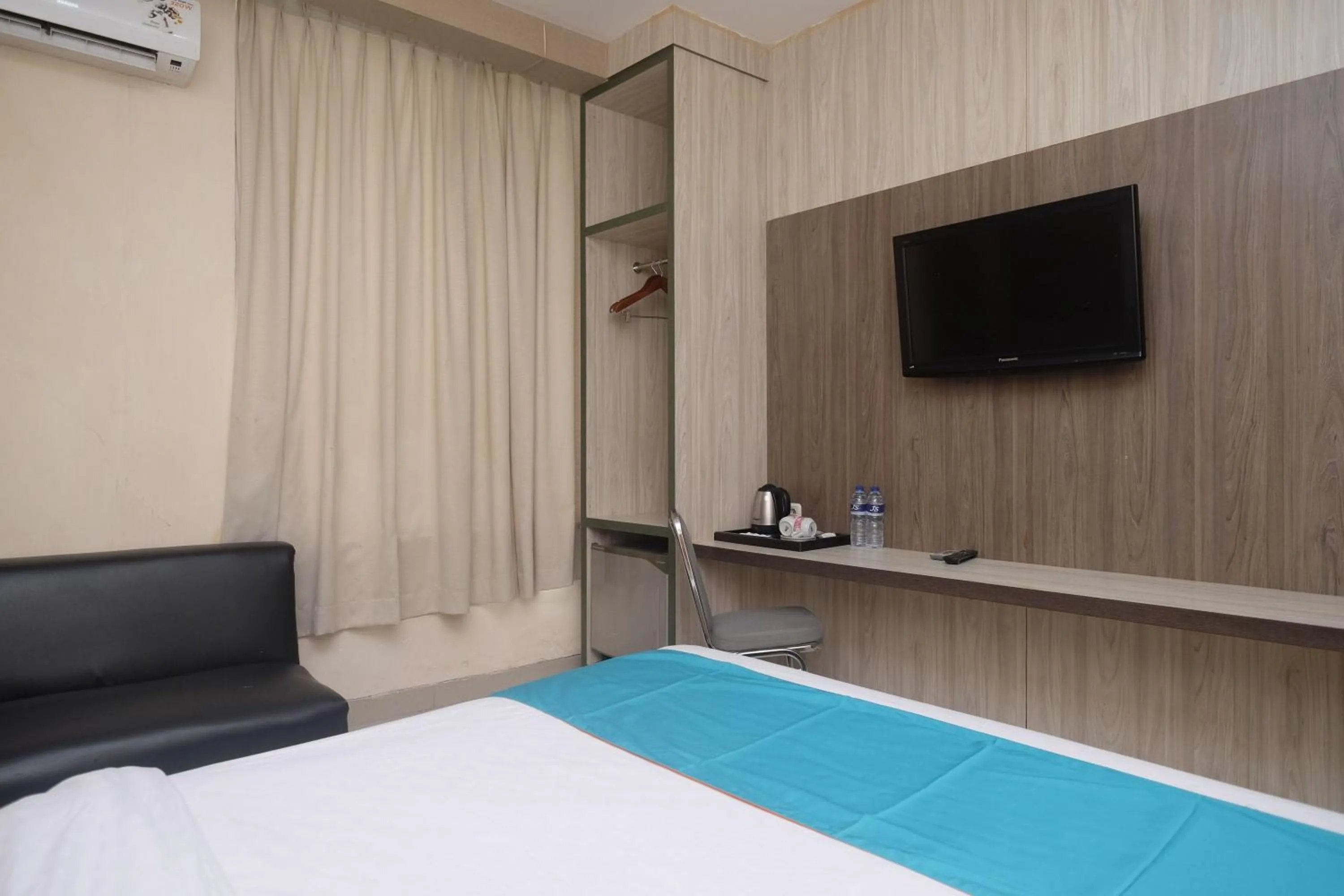 Bedroom, Bed in Sans Hotel Lynt Makassar