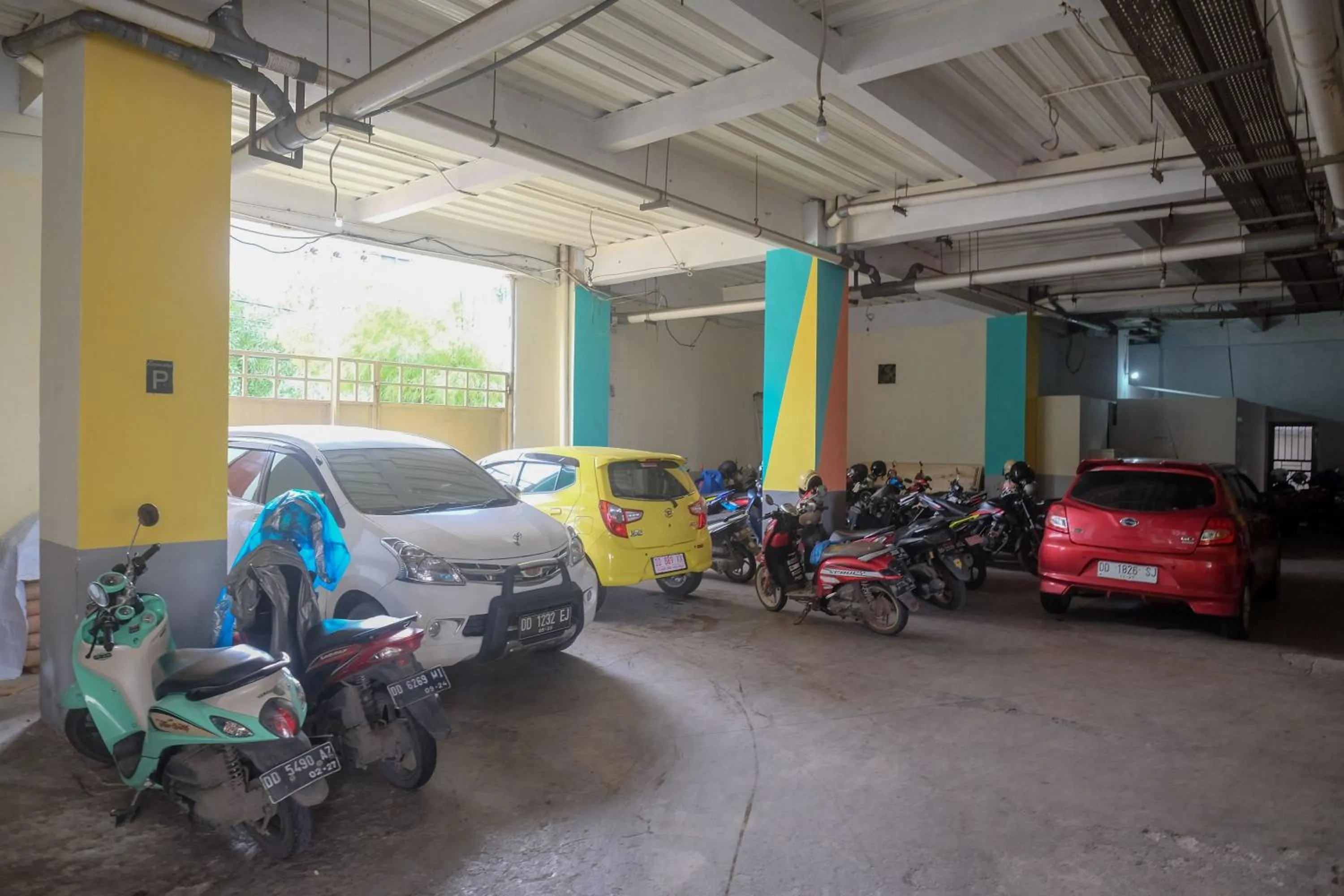 Parking in Sans Hotel Lynt Makassar