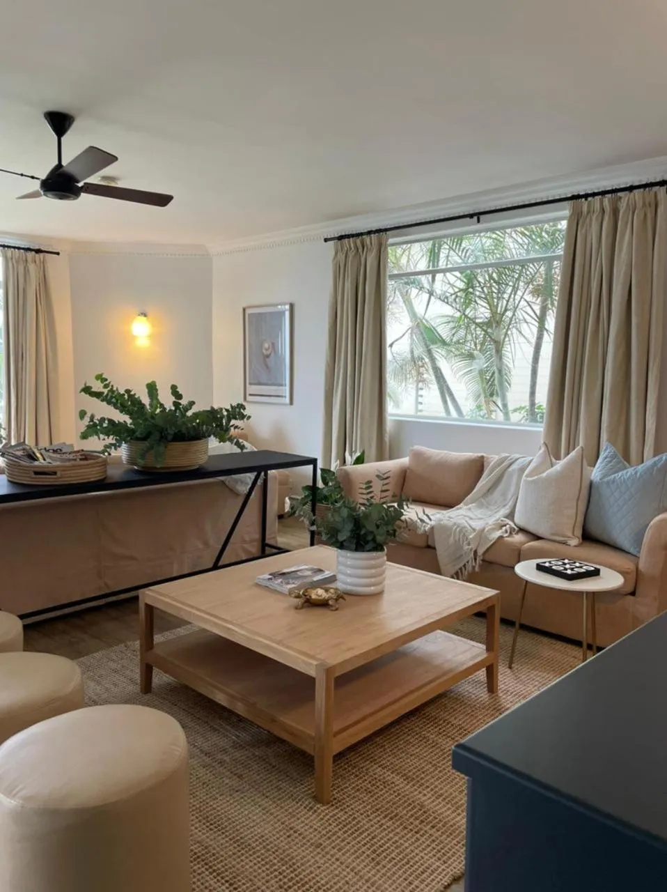 Communal lounge/ TV room in Burnham House B&B