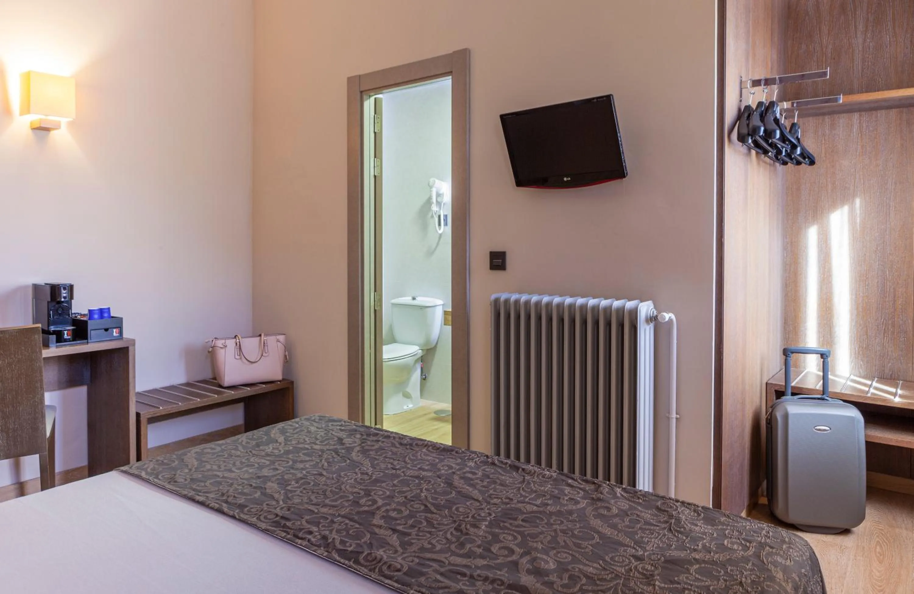 Photo of the whole room, Bed in Hotel Macià Monasterio de los Basilios