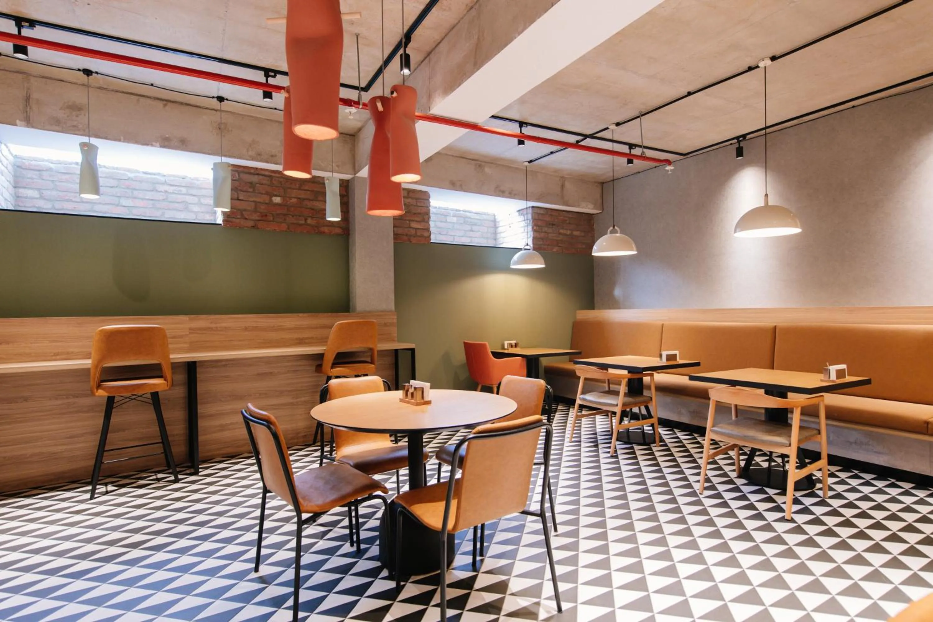 Restaurant/places to eat in Hotel 21