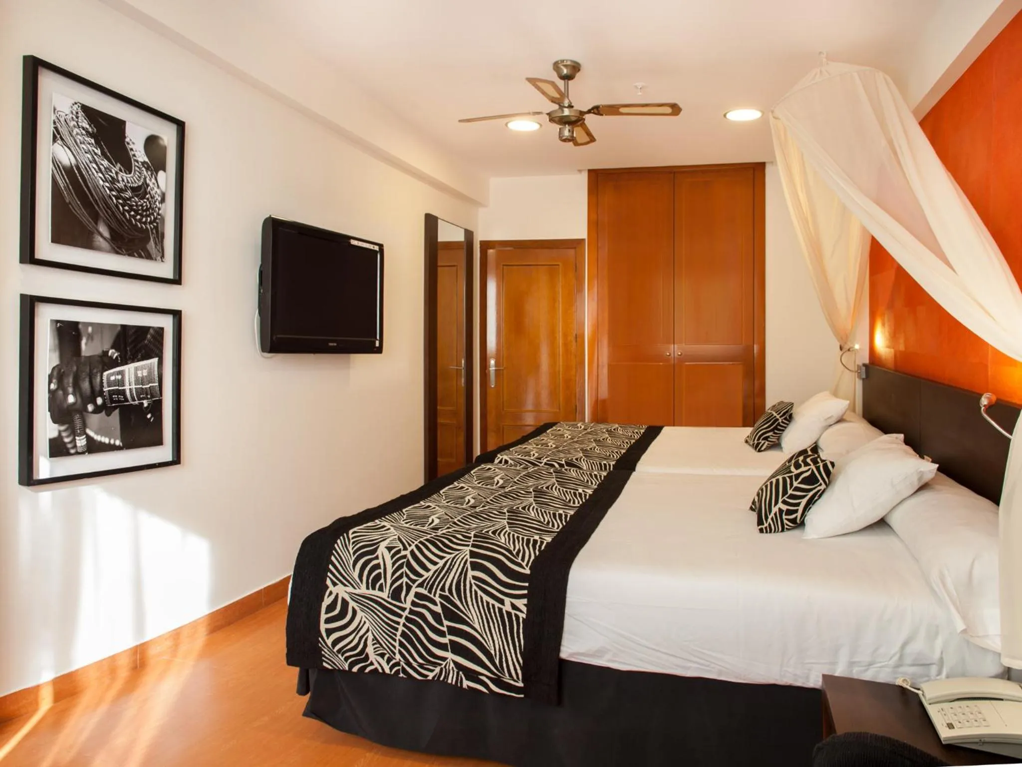 Bedroom, Bed in Magic Aqua Rock Gardens