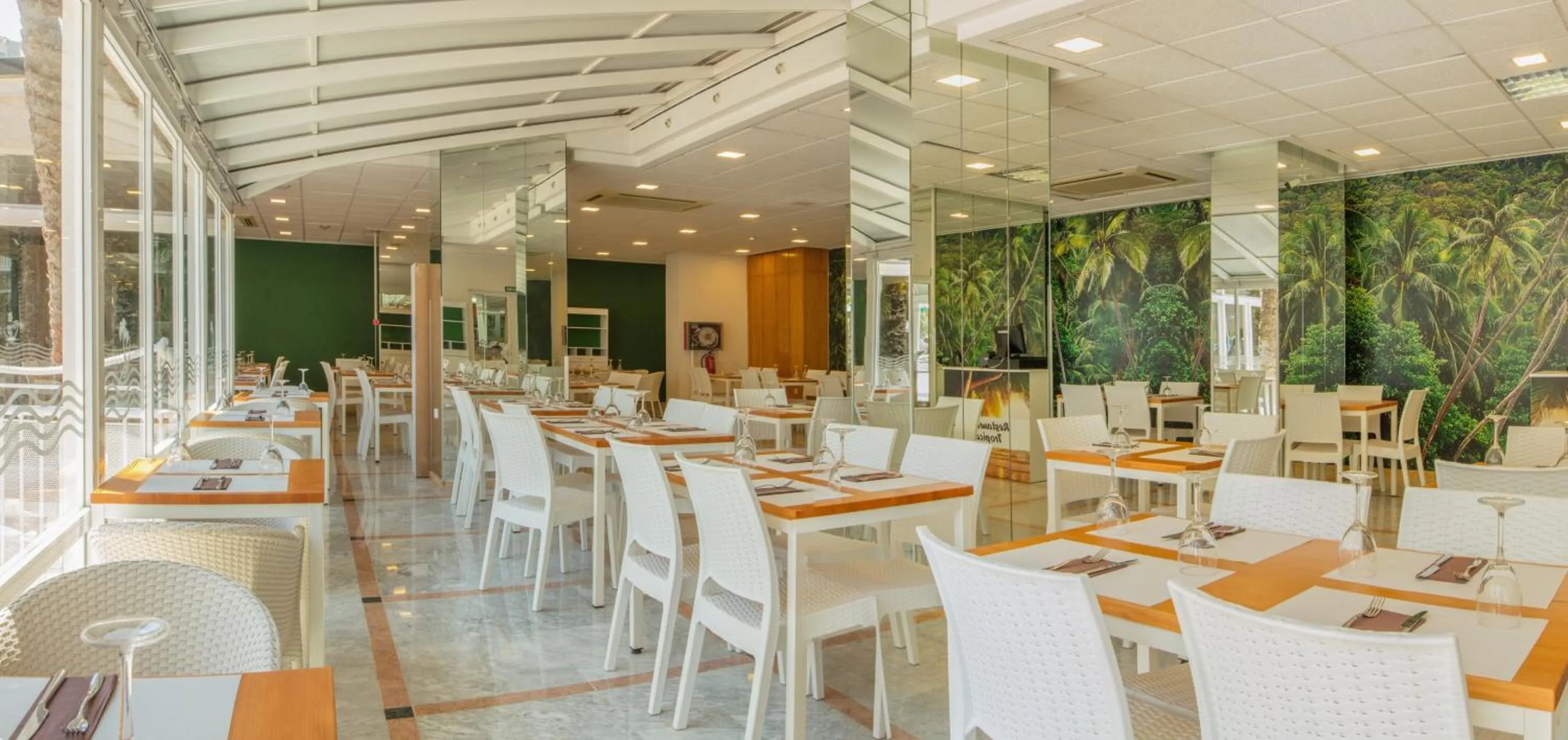 Restaurant/places to eat in Magic Tropical Splash