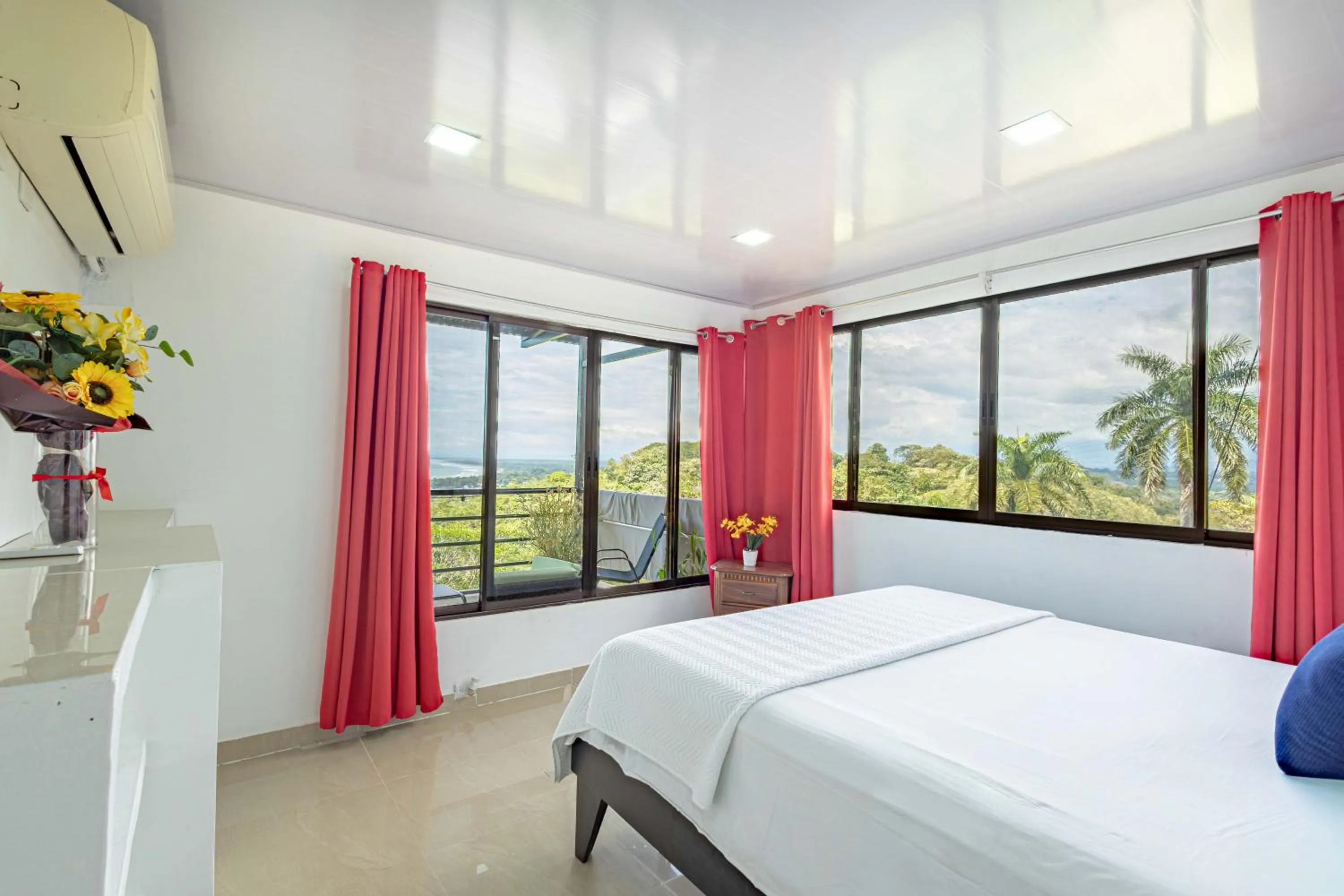 Photo of the whole room, Bed in Vista del Pacifico Boutique Hotel