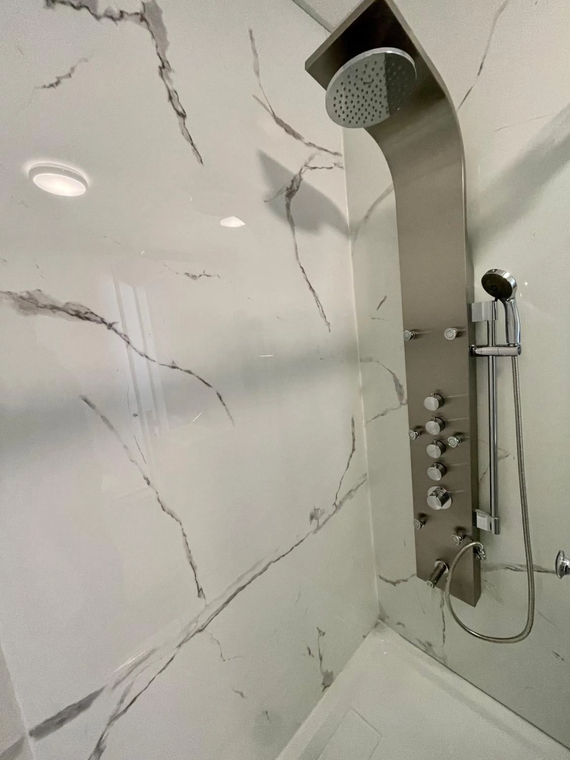 Shower in Le Convivial