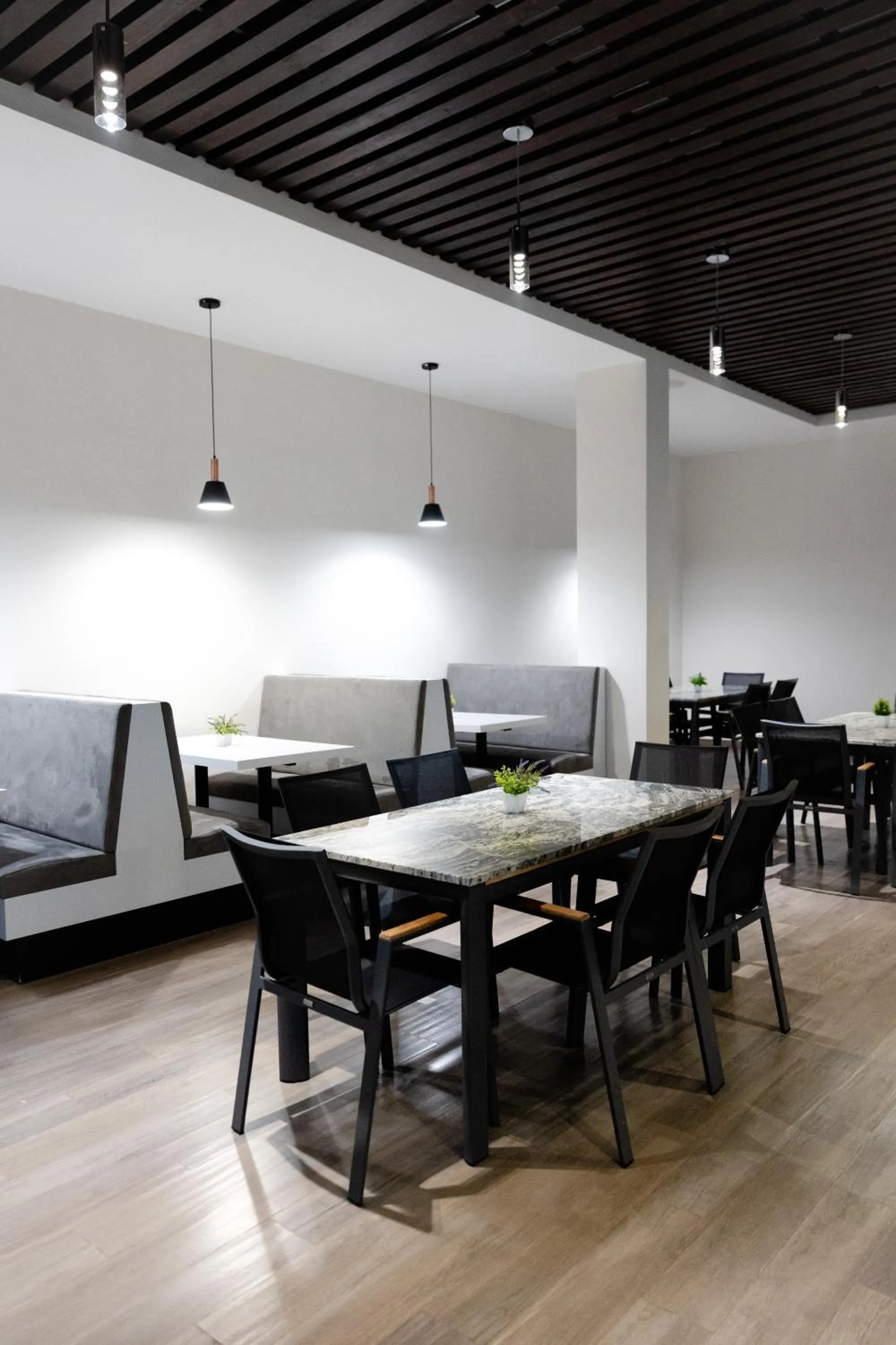 Restaurant/places to eat in Hotel Refugio