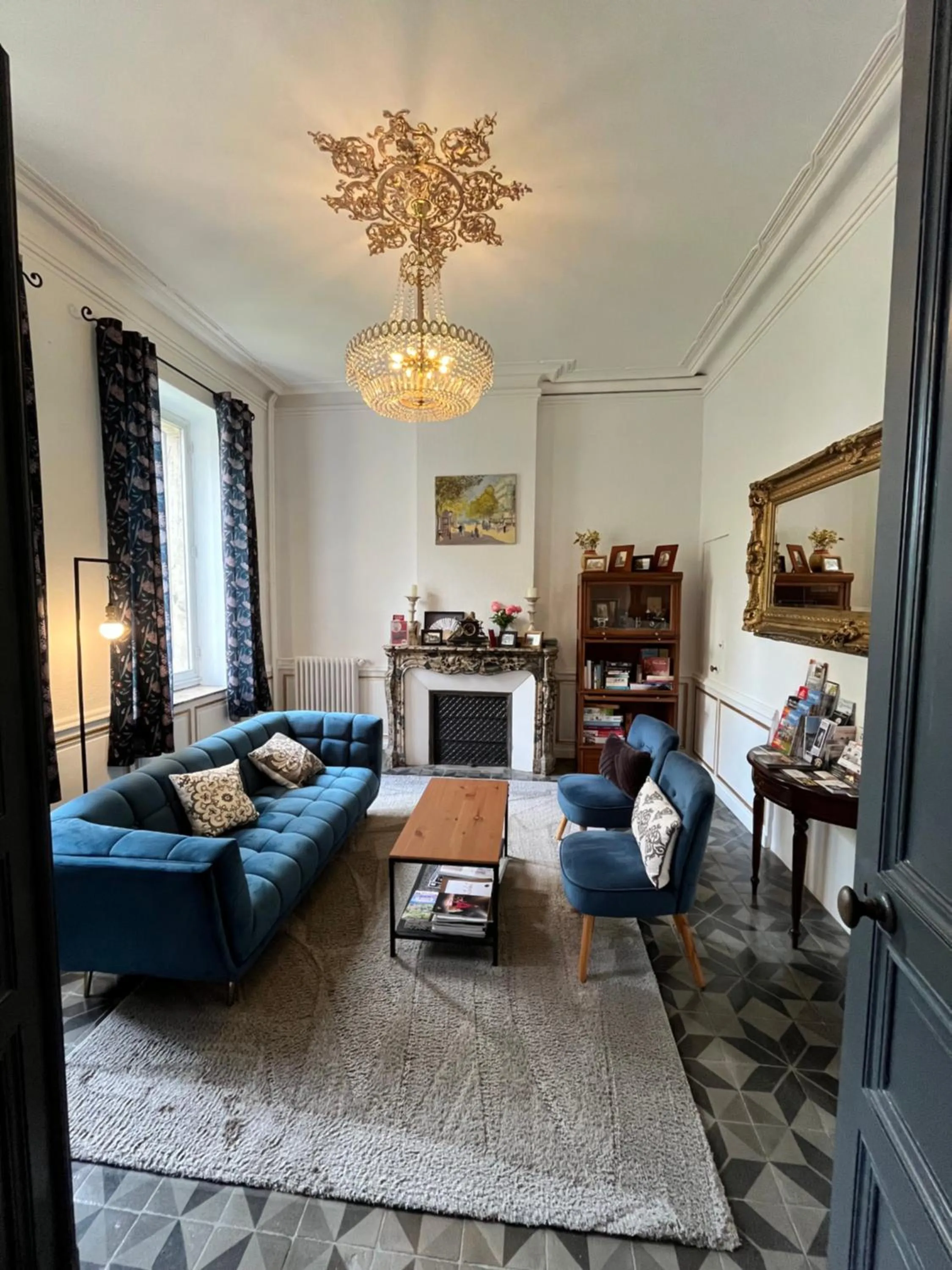 Communal lounge/ TV room in SalutBB Chambre d'hote