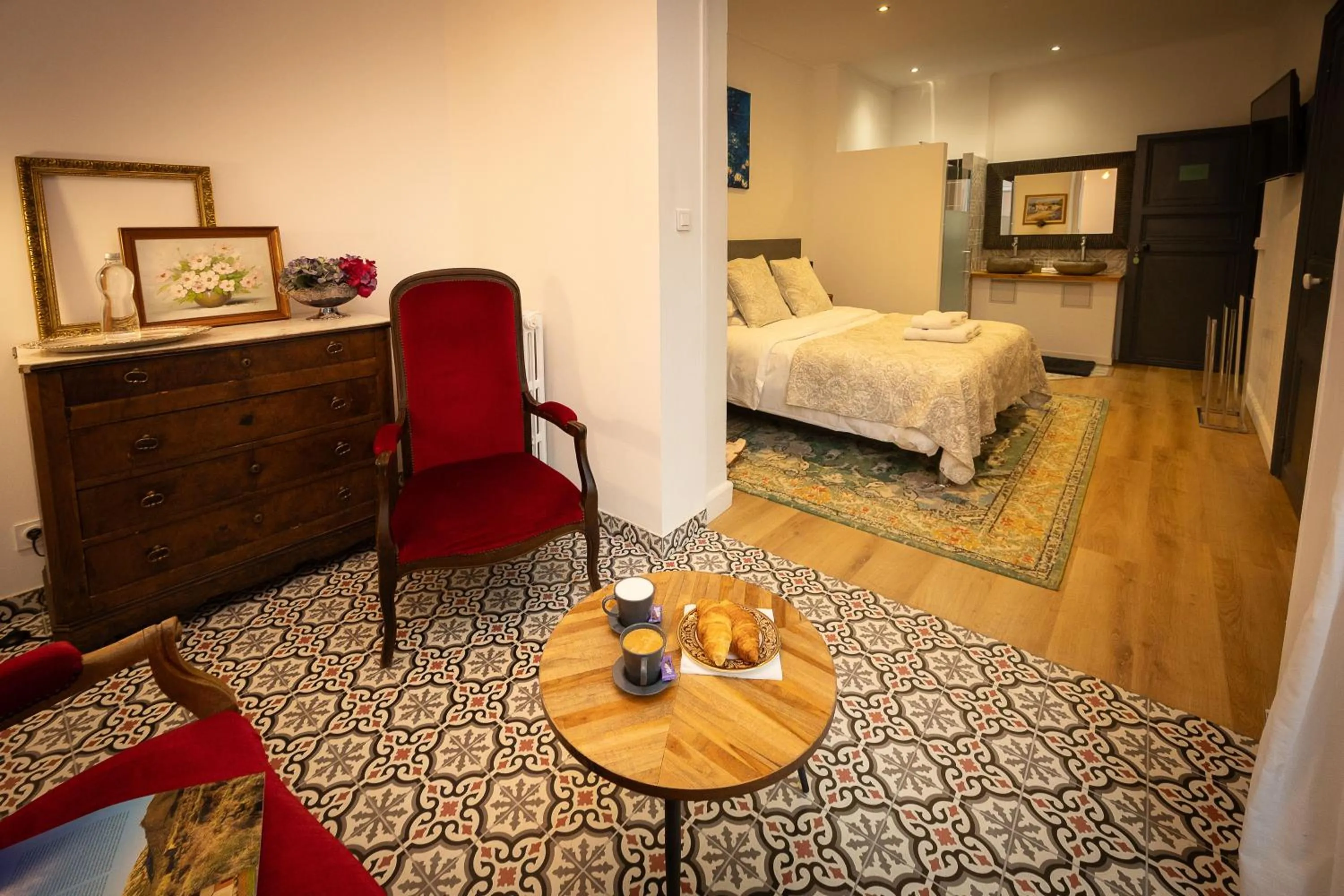 Photo of the whole room, Bed in SalutBB Chambre d'hote