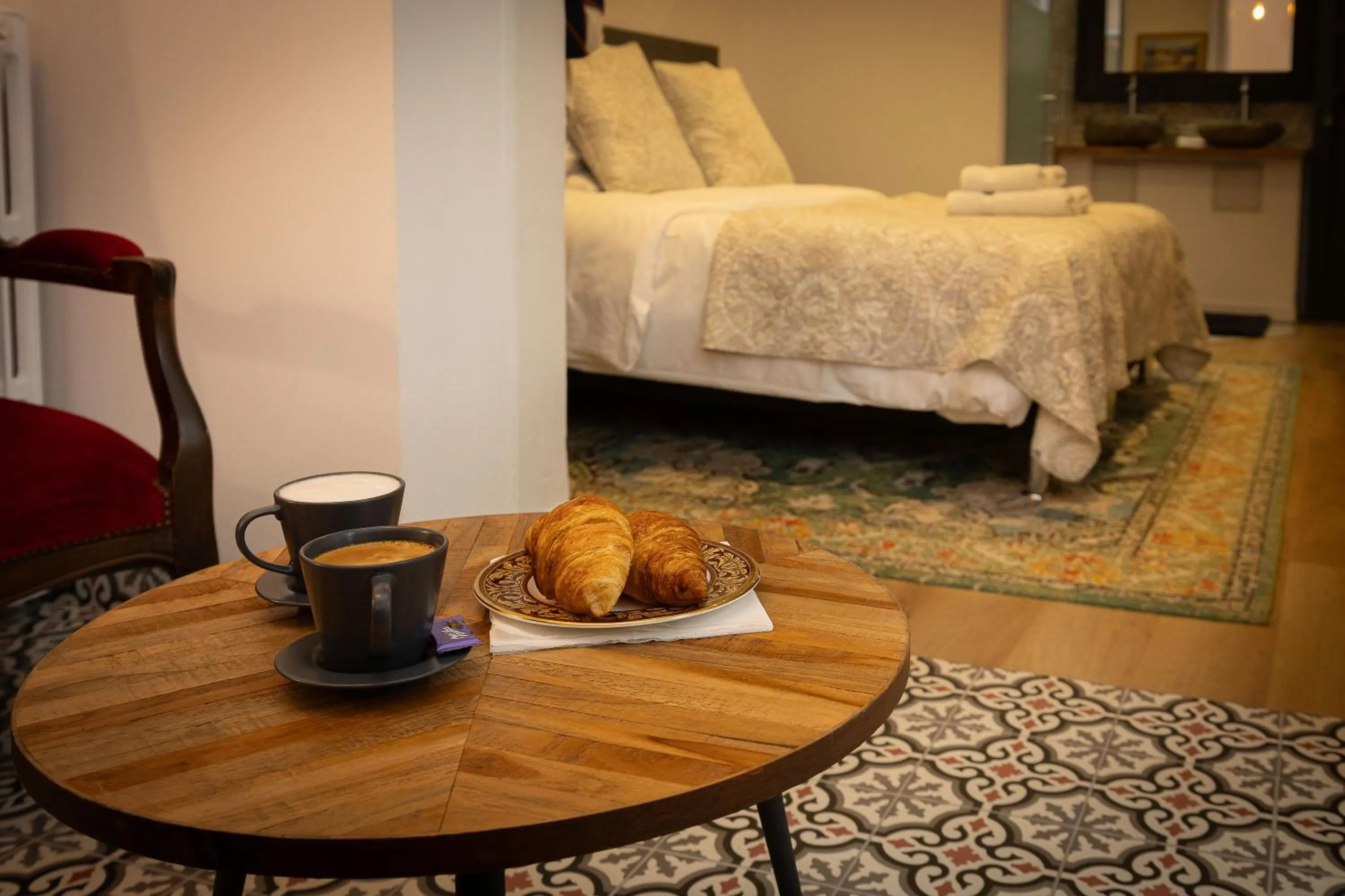 Seating area, Bed in SalutBB Chambre d'hote