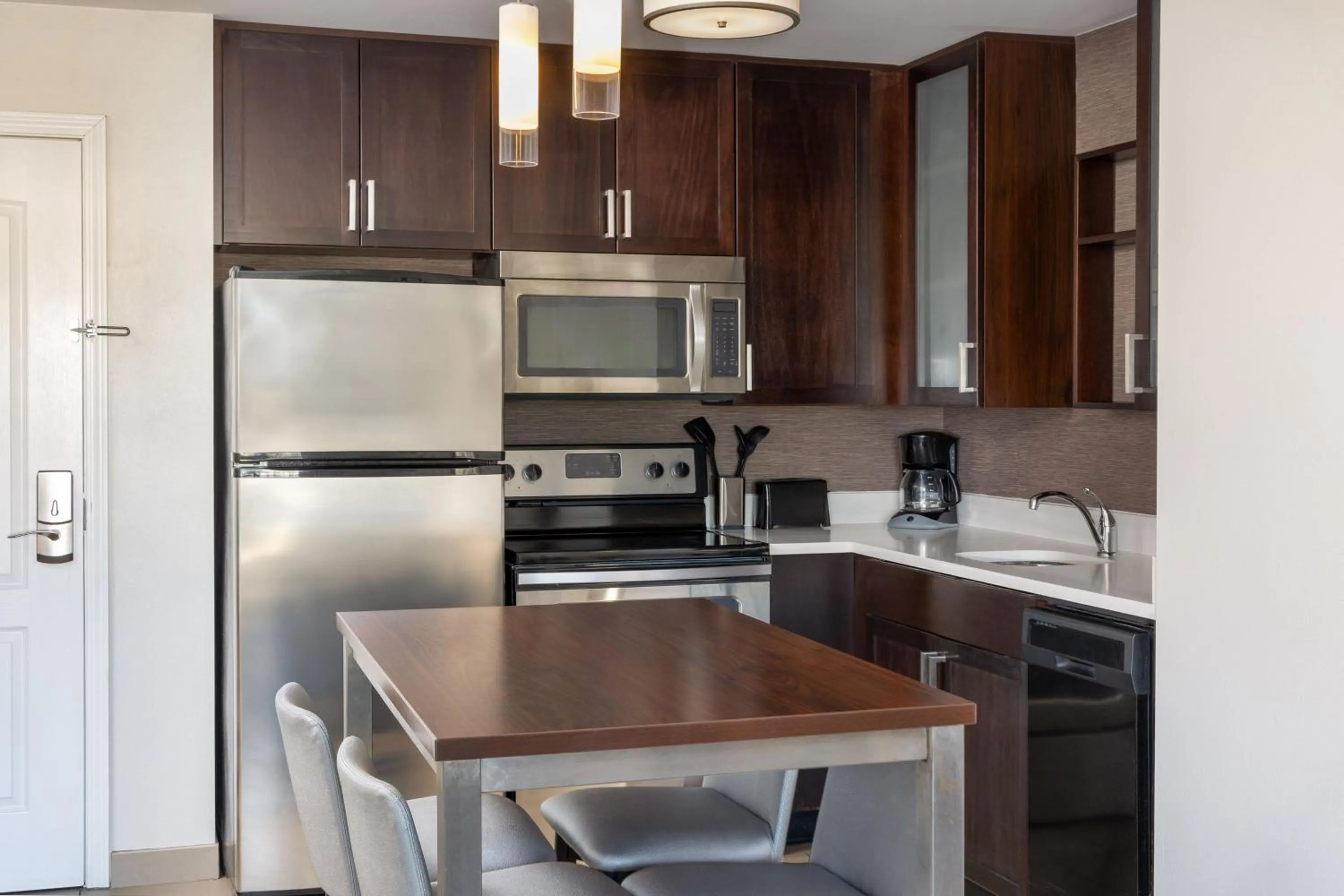 Kitchen or kitchenette in Residence Inn by Marriott Youngstown Warren/Niles
