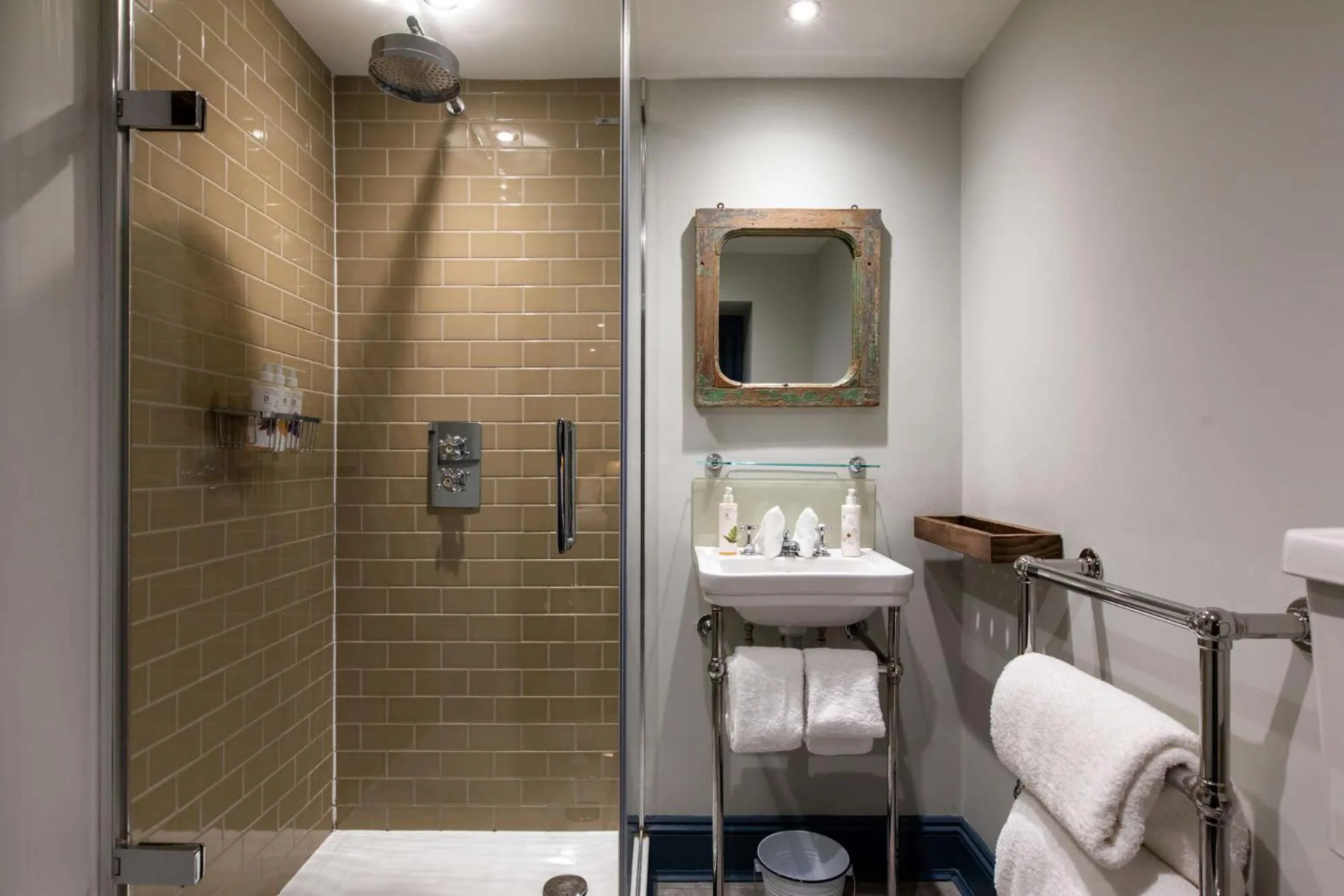 Shower in The Wheatsheaf Inn