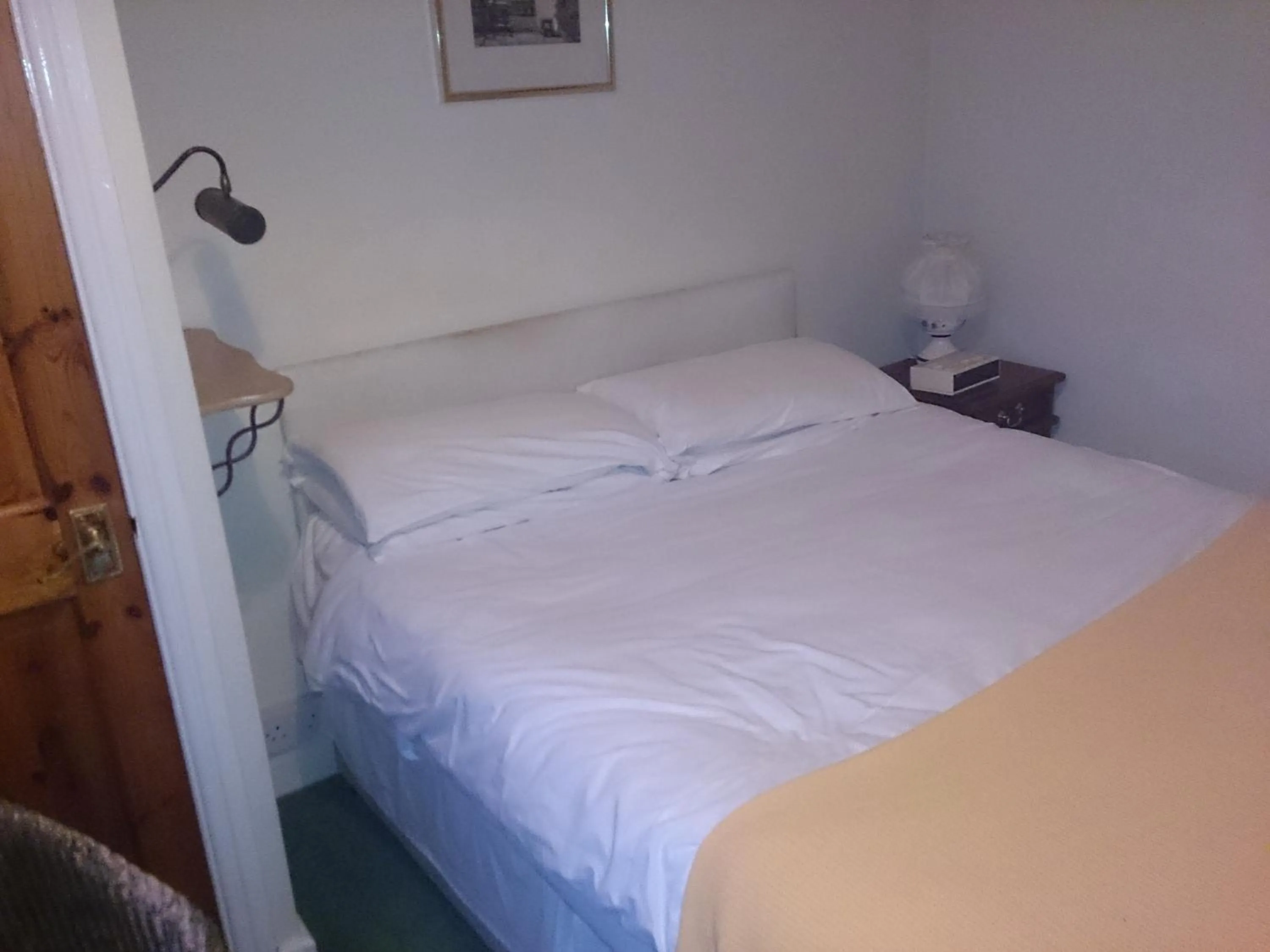 Bed in OYO Rose & Crown Hotel