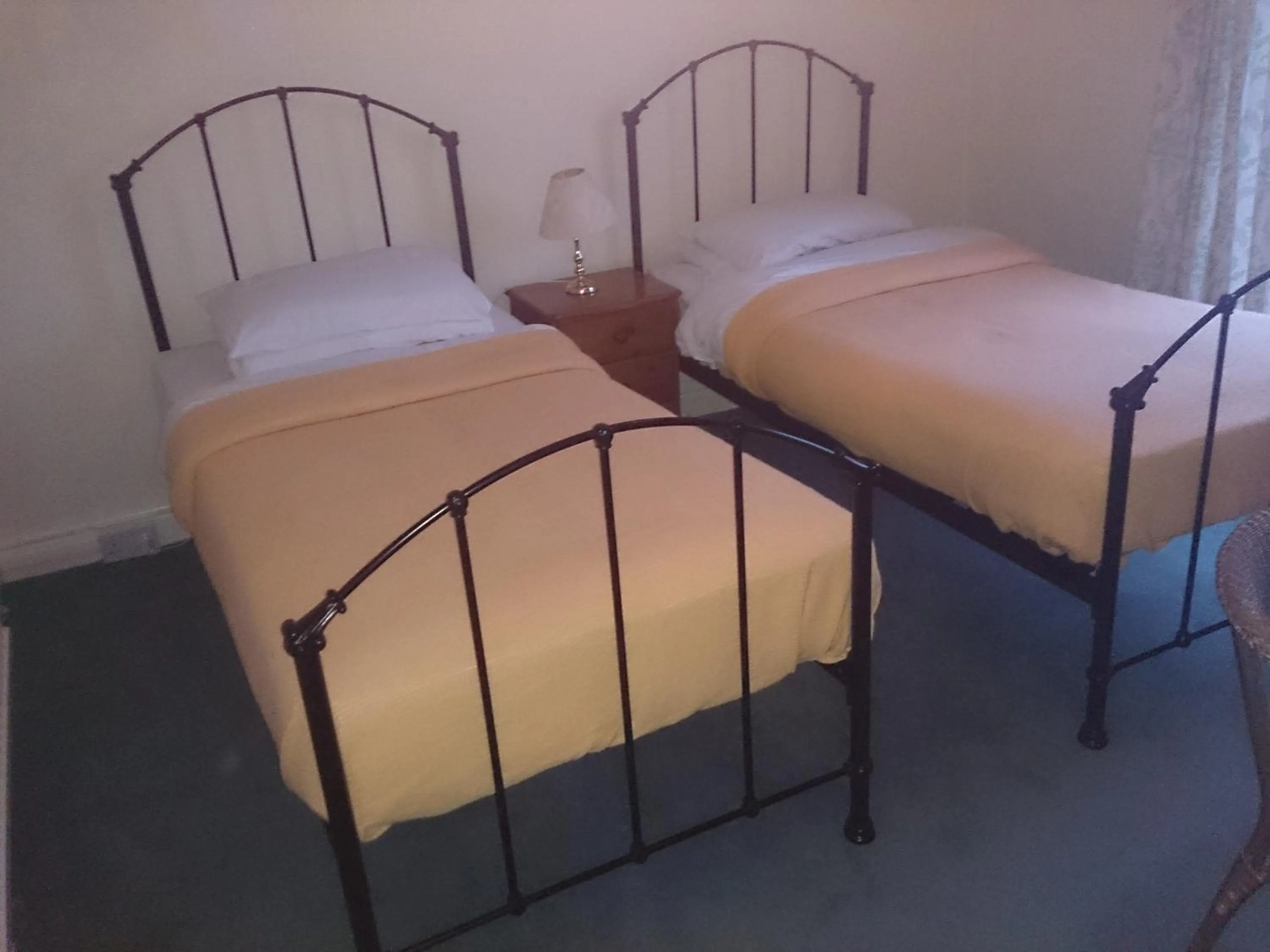 Bed in OYO Rose & Crown Hotel