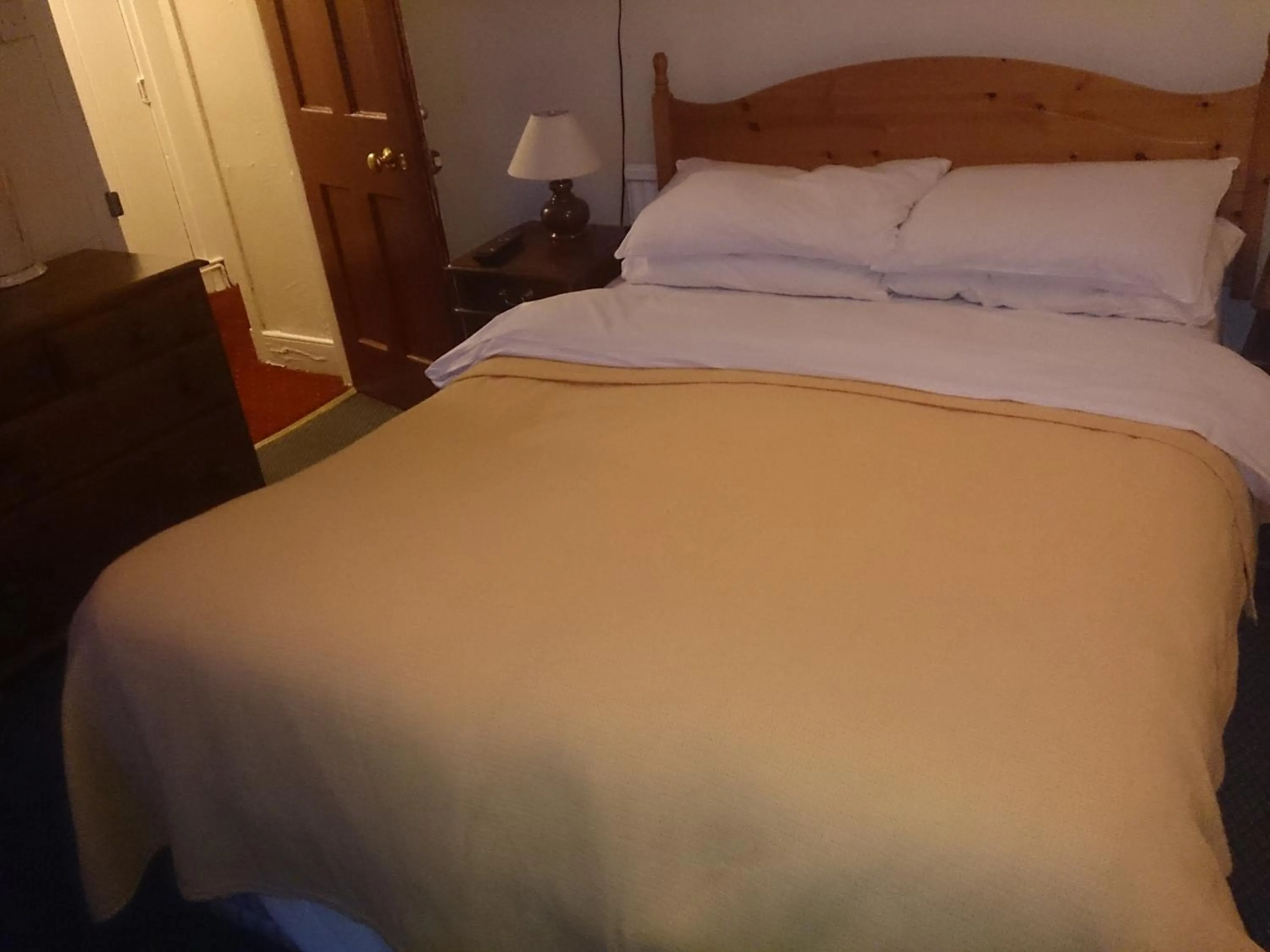 Bed in OYO Rose & Crown Hotel