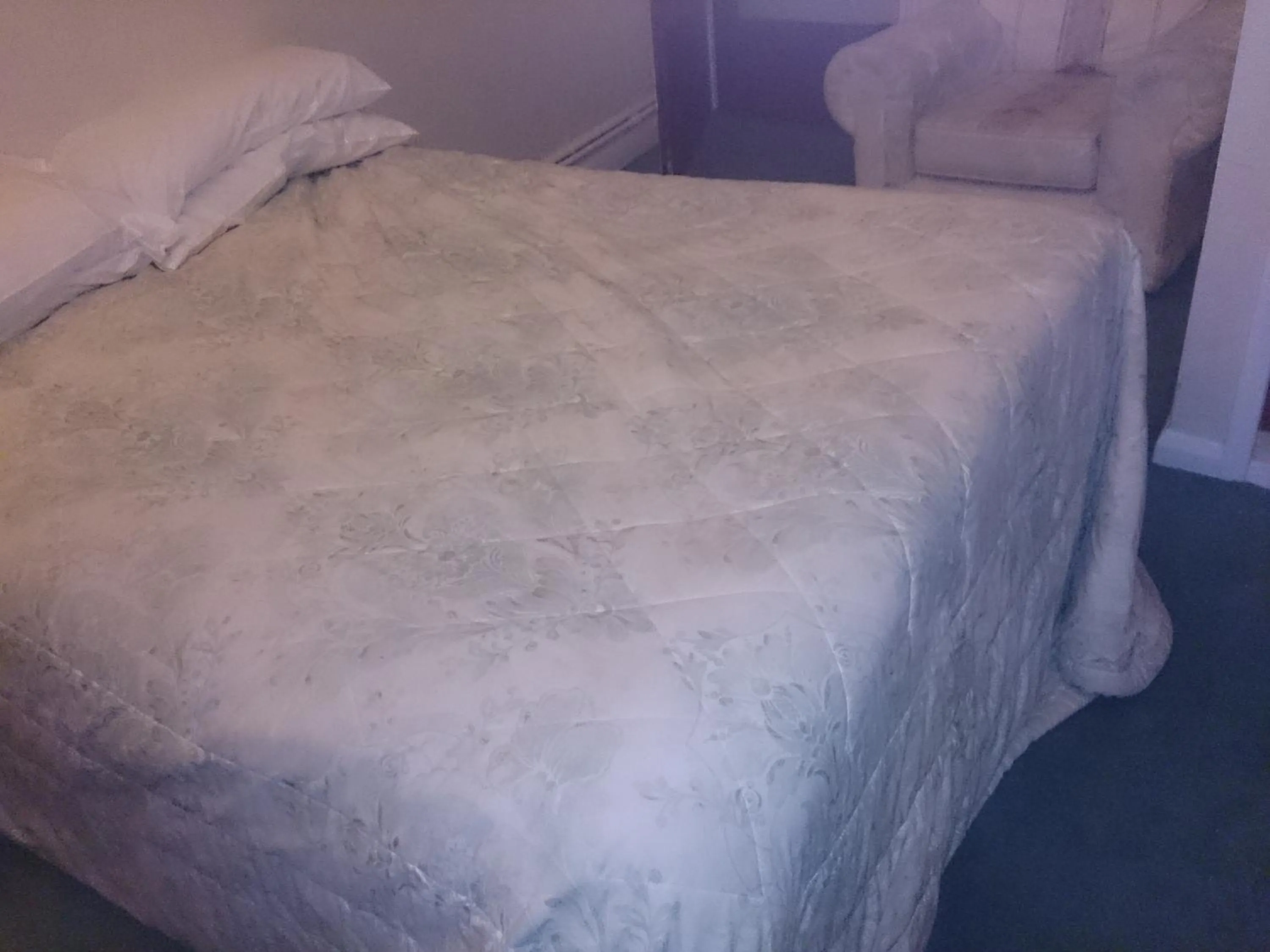 Bed in OYO Rose & Crown Hotel