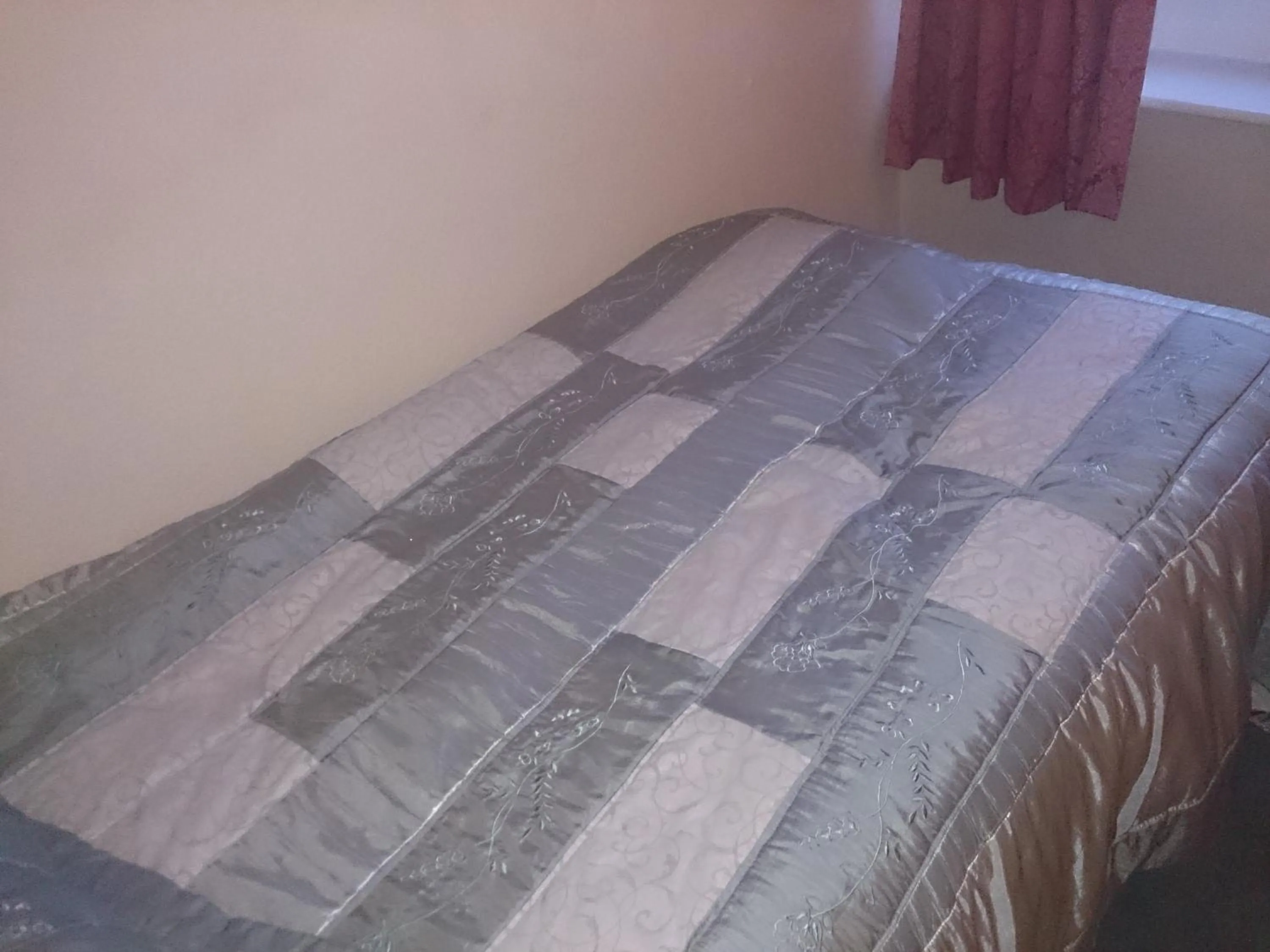 Bed in OYO Rose & Crown Hotel