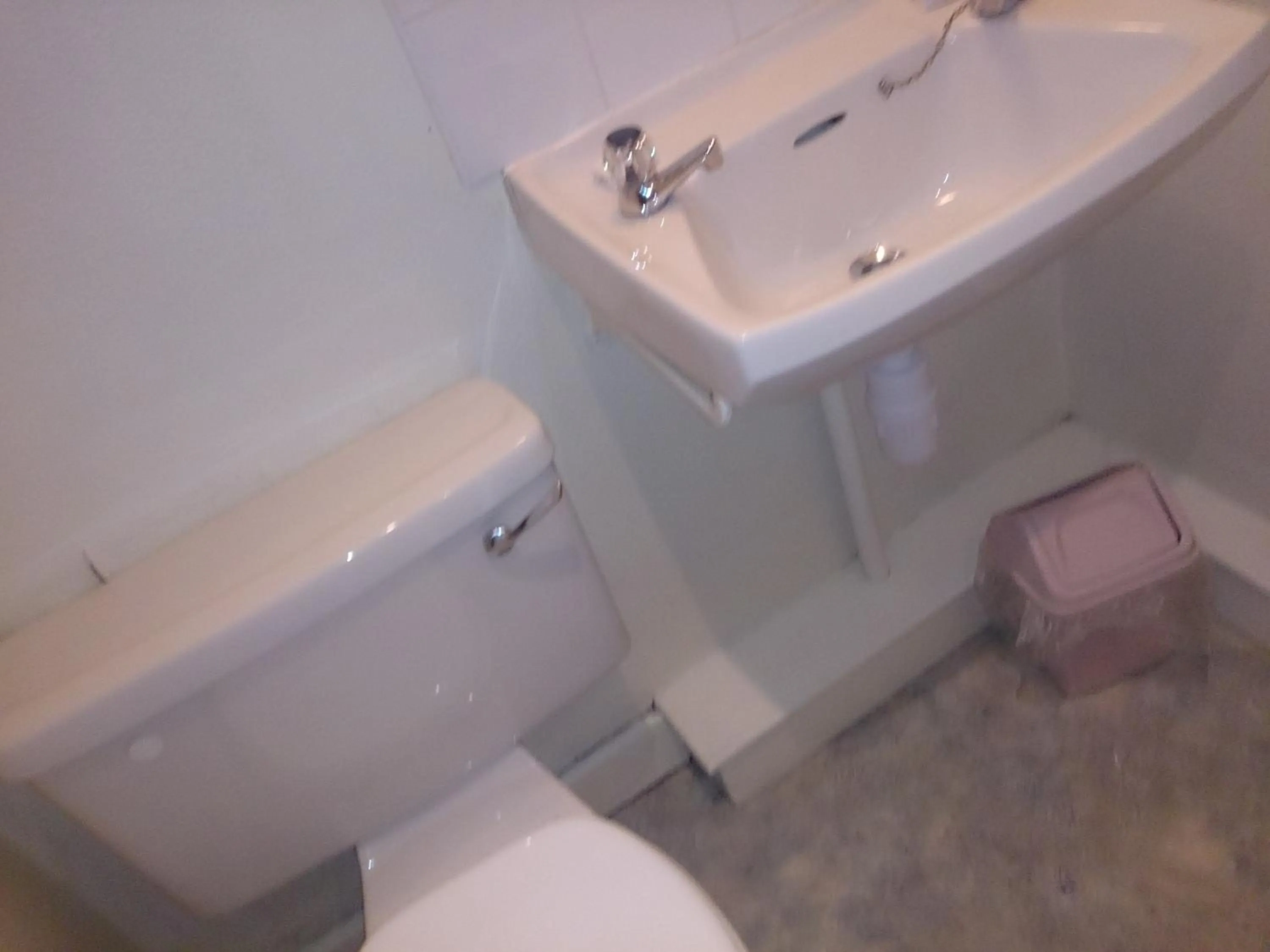 Bathroom in OYO Rose & Crown Hotel