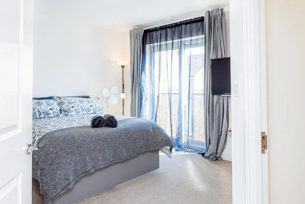 Bedroom, Bed in Bayview Apartments