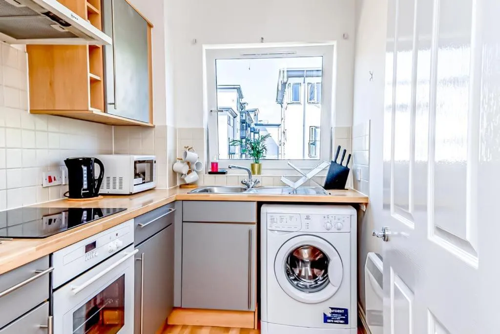 Kitchen or kitchenette in Bayview Apartments