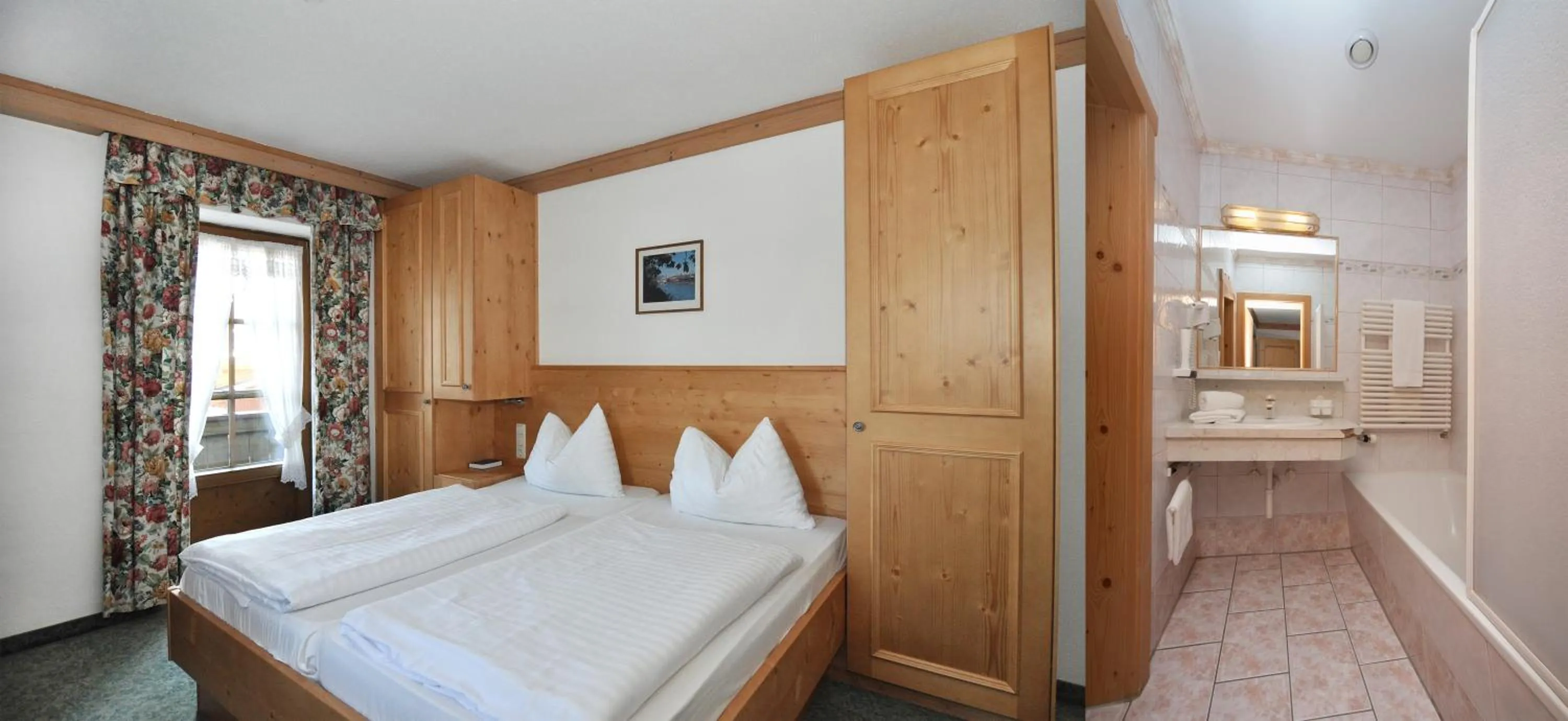 Photo of the whole room, Bed in Kaiserhotel Neuwirt