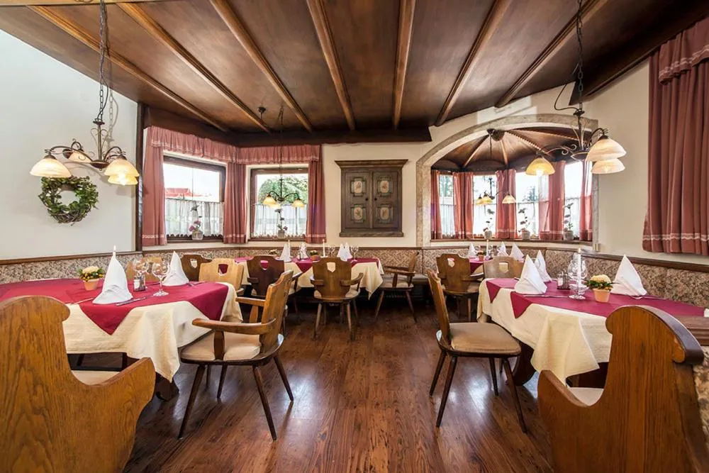 Restaurant/places to eat in Kaiserhotel Neuwirt