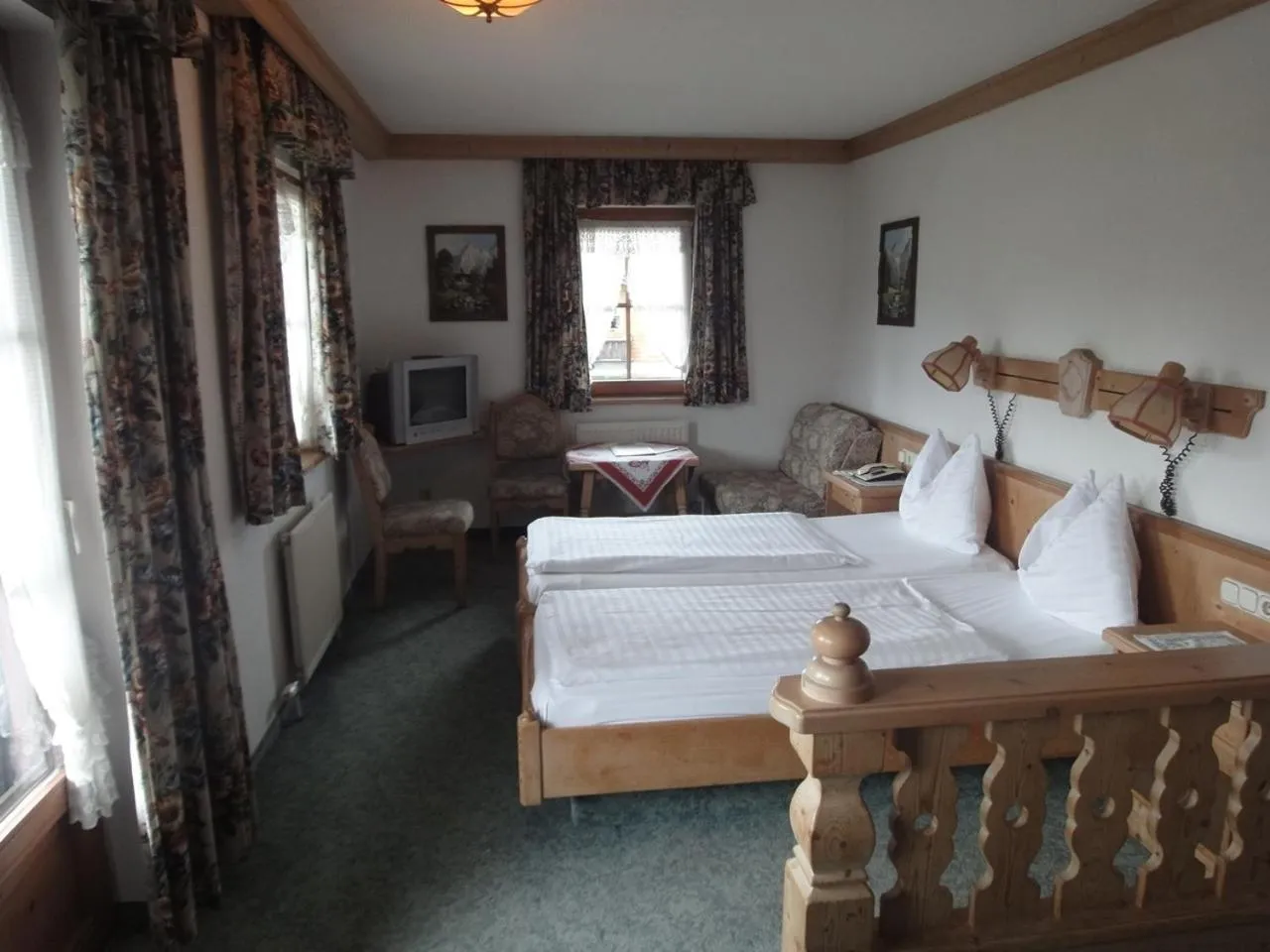 Photo of the whole room, Bed in Kaiserhotel Neuwirt