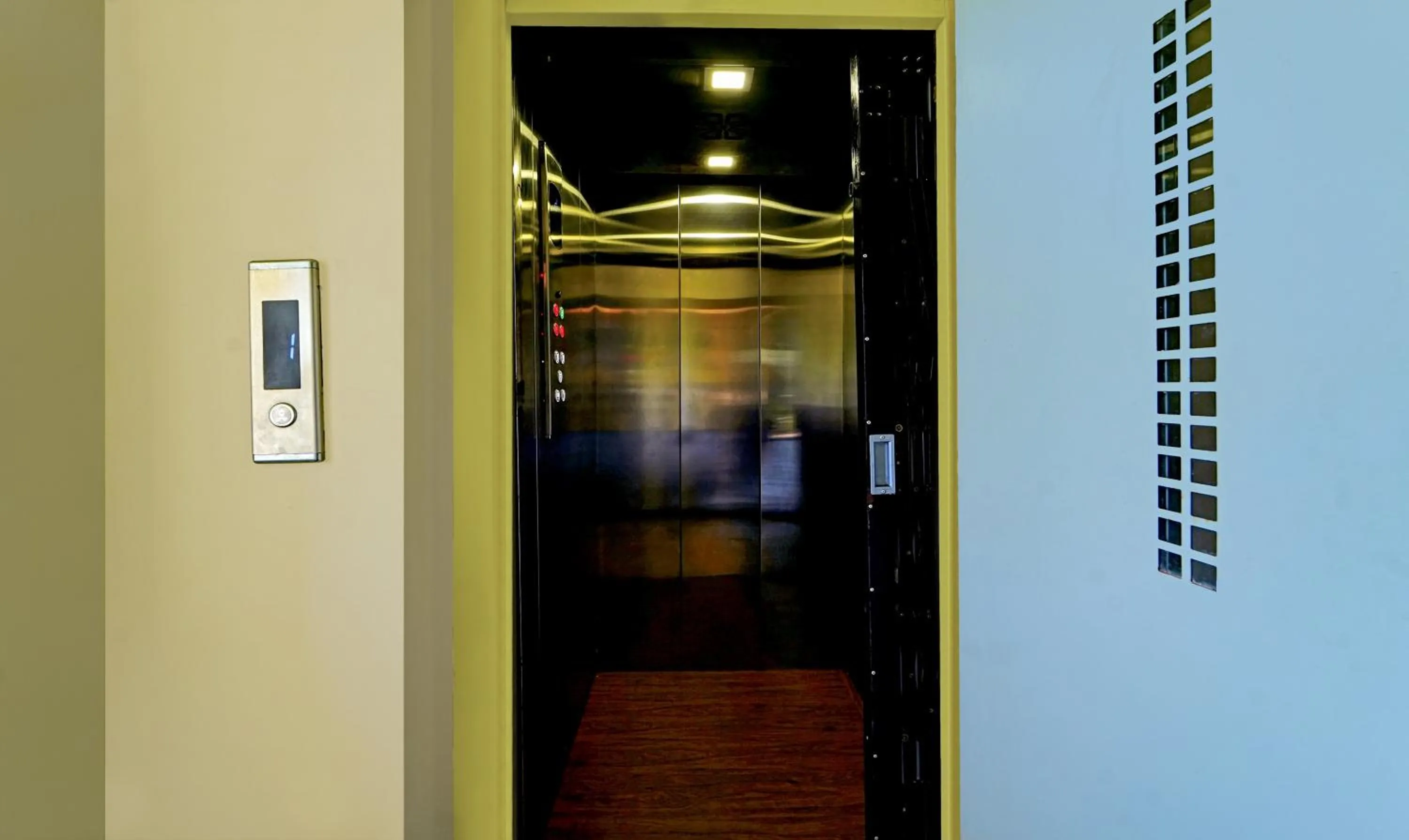 elevator in Treebo SS Residency With Mountain View