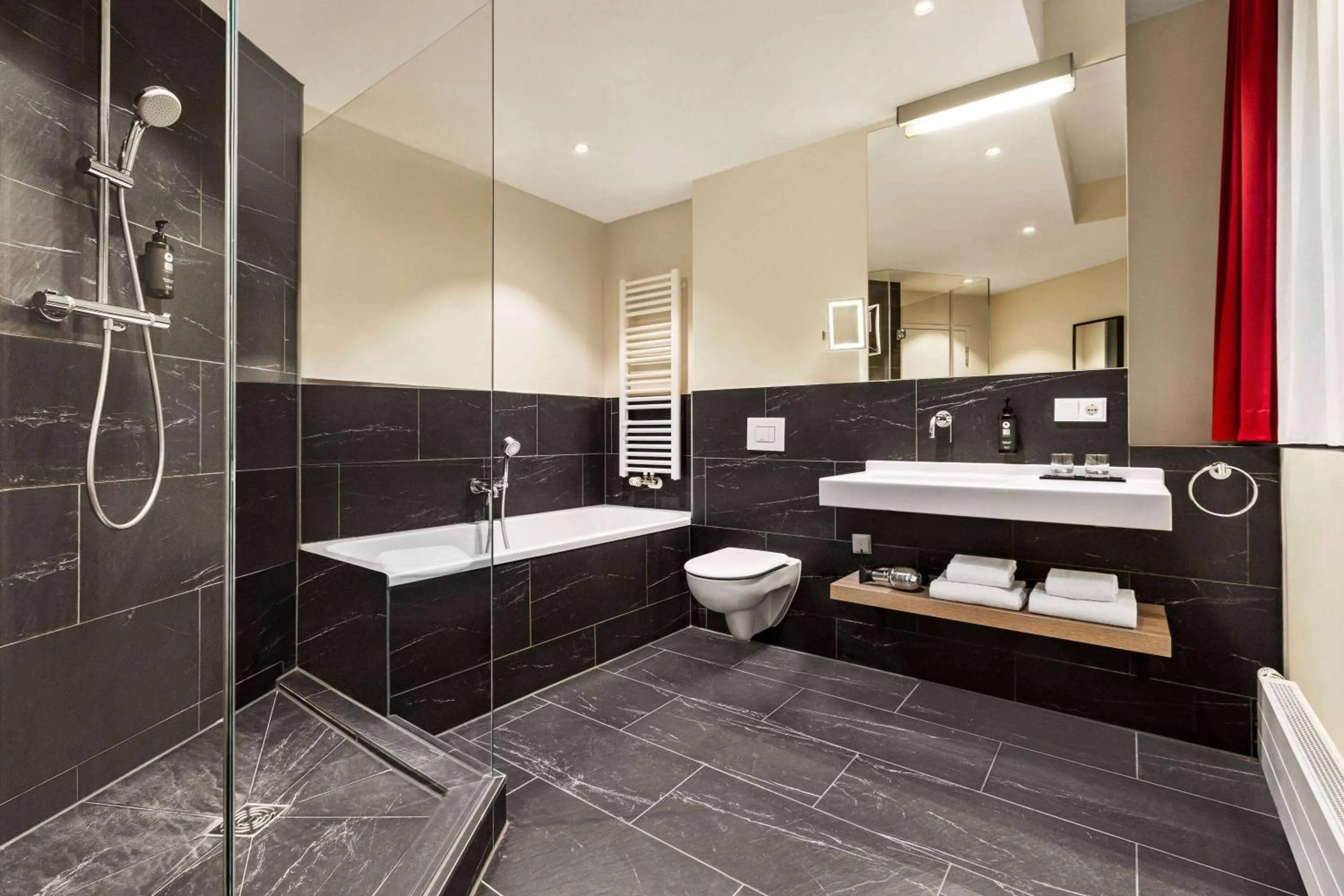 TV and multimedia in Vienna House Easy by Wyndham München