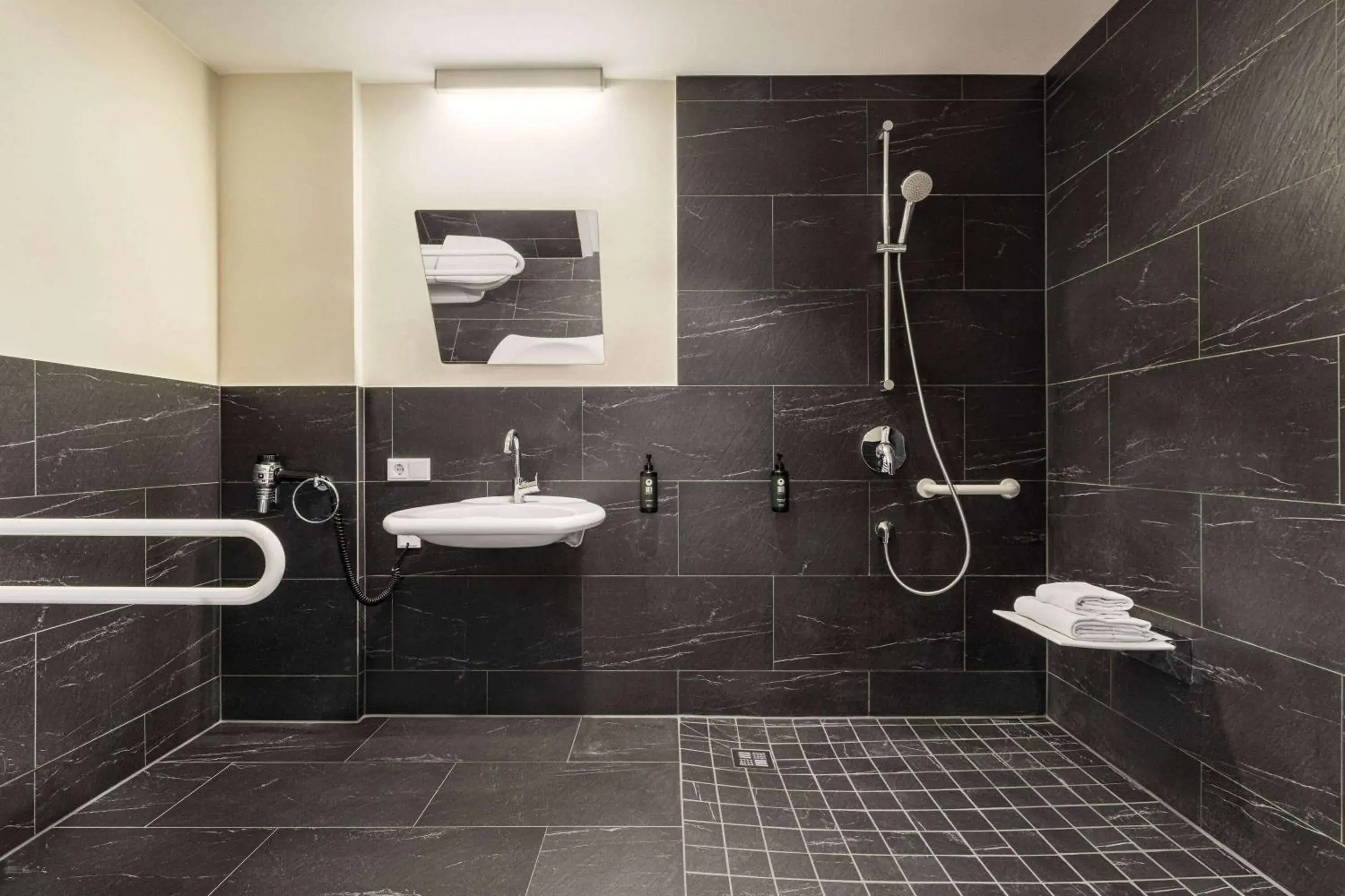 Lounge Accessible Room in Vienna House Easy by Wyndham München Lounge Accessible Room in Vienna House Easy by Wyndham München